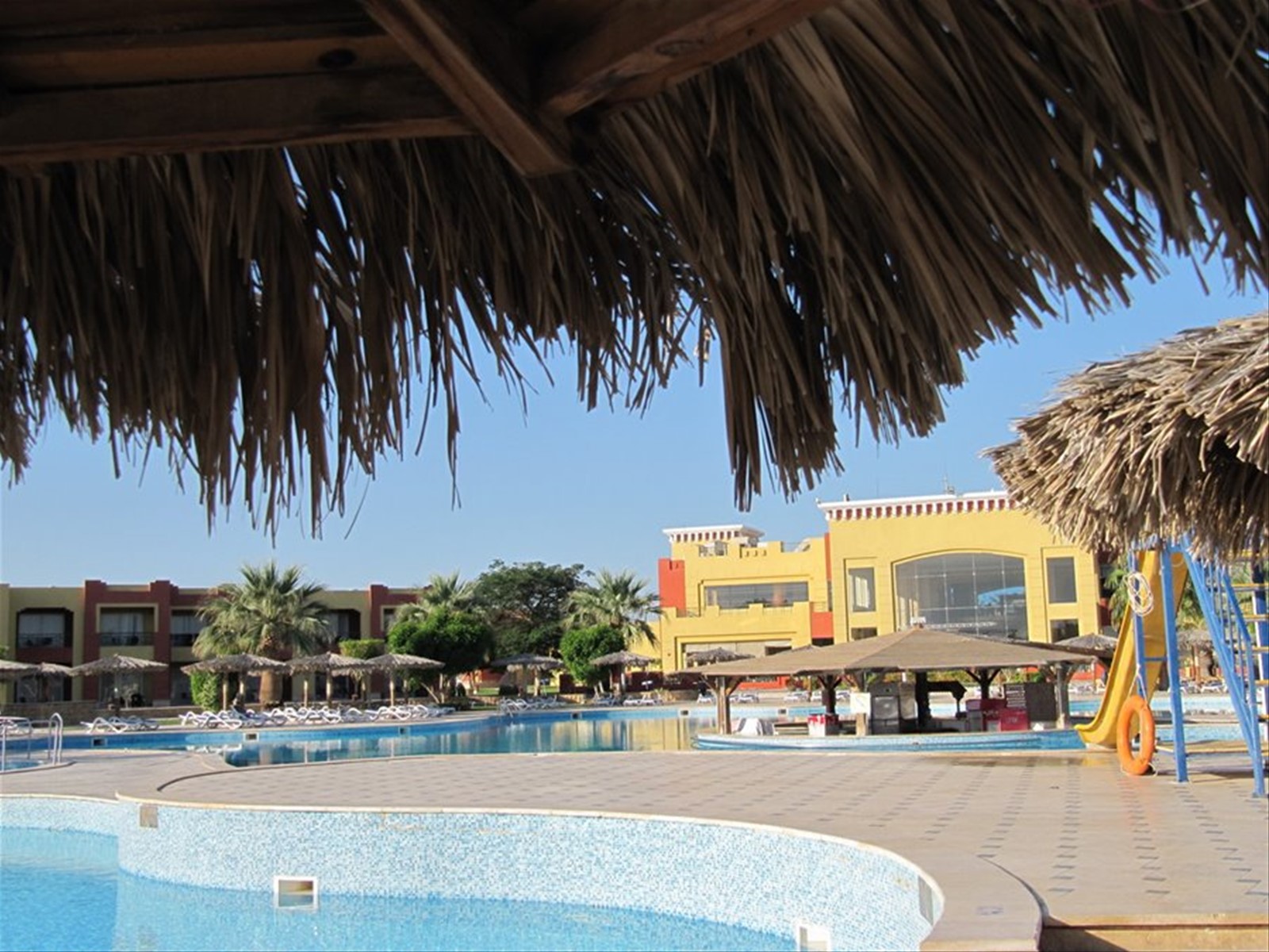 2 - Piscina con bar n. 1