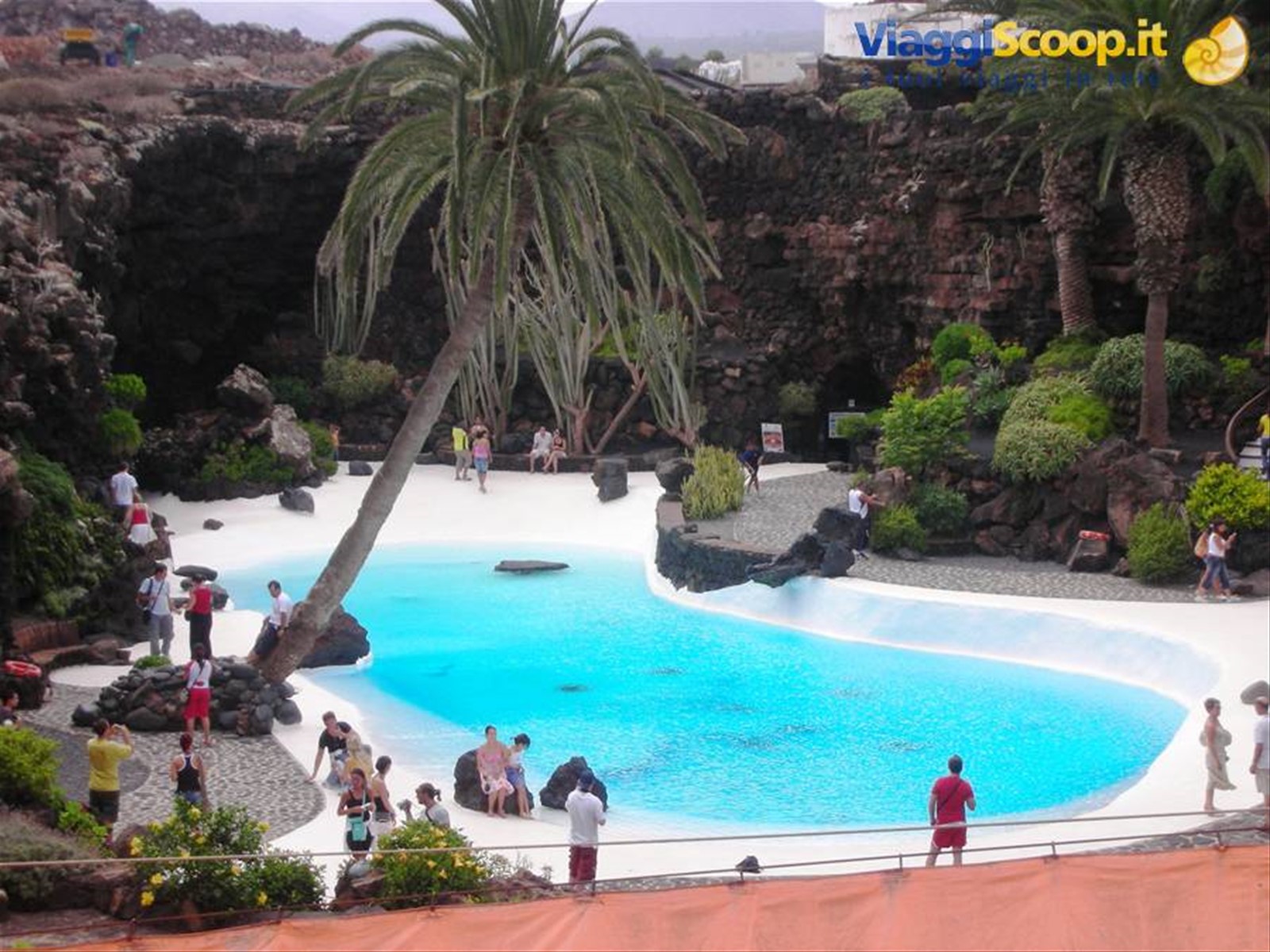 piscina dentro Jameos de Agua