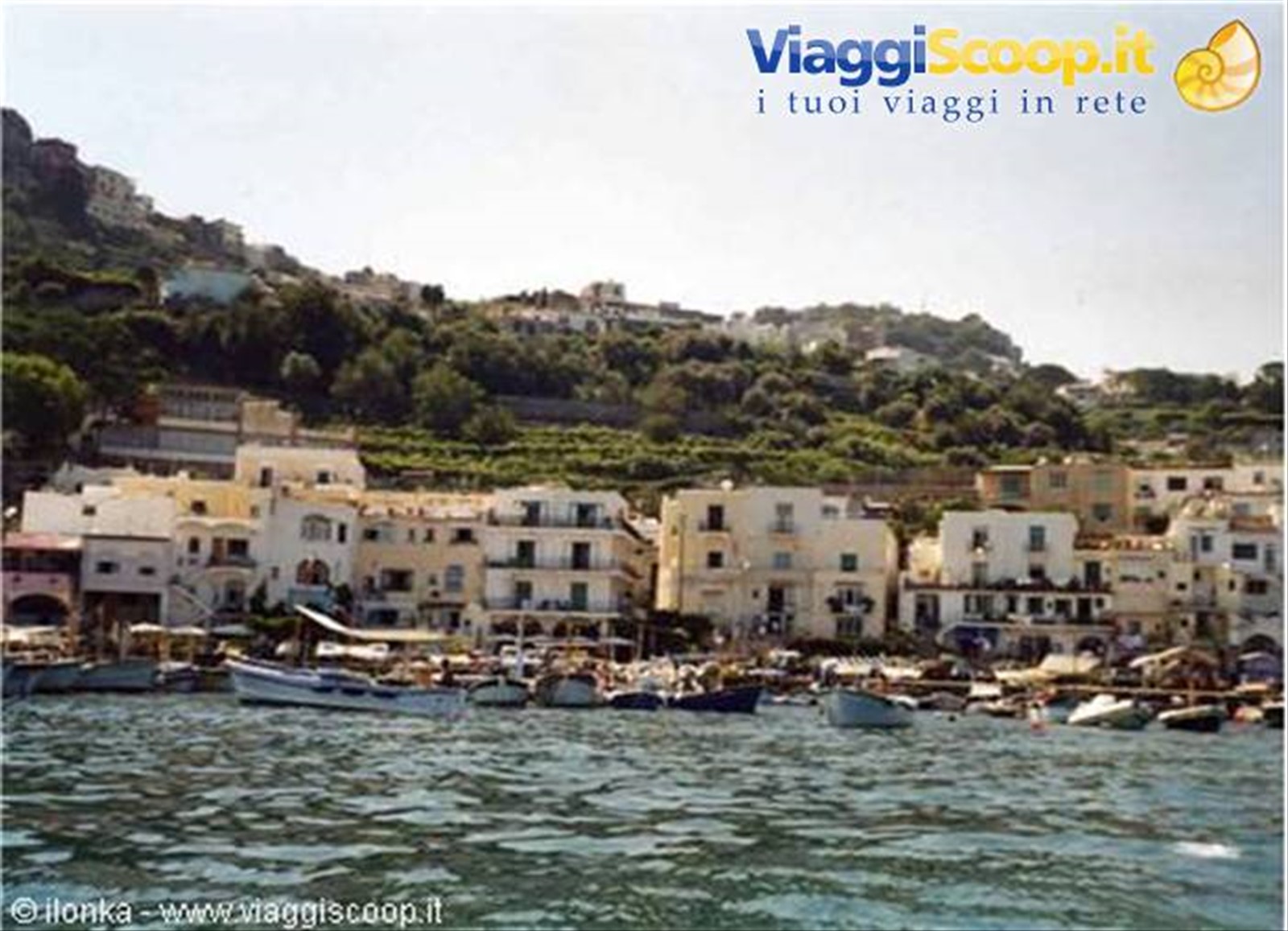 capri vista dal mare al nostro arrivo