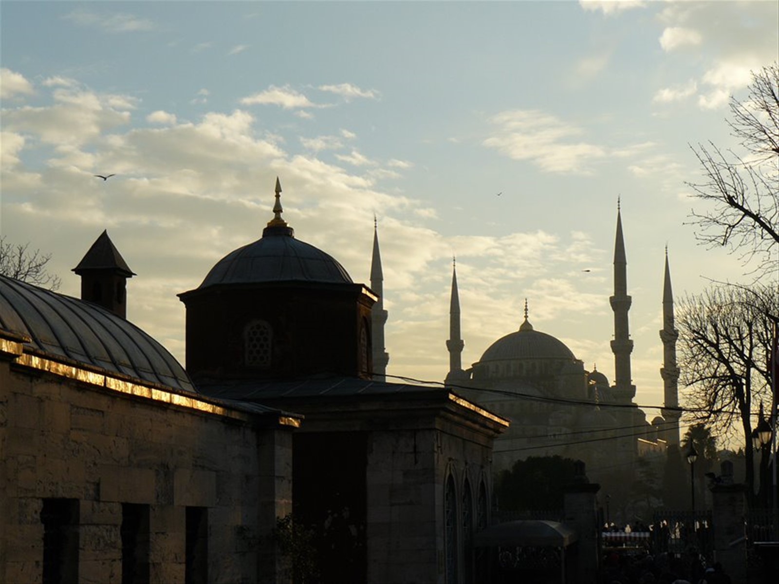 Cortile a Santa Sofia con la Moschea Blu sullo sfondo