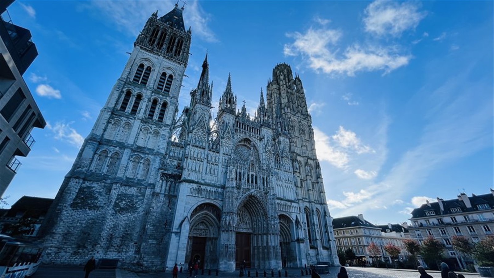 La cattedrale di Rouen ci accoglie sotto un cielo infinito.