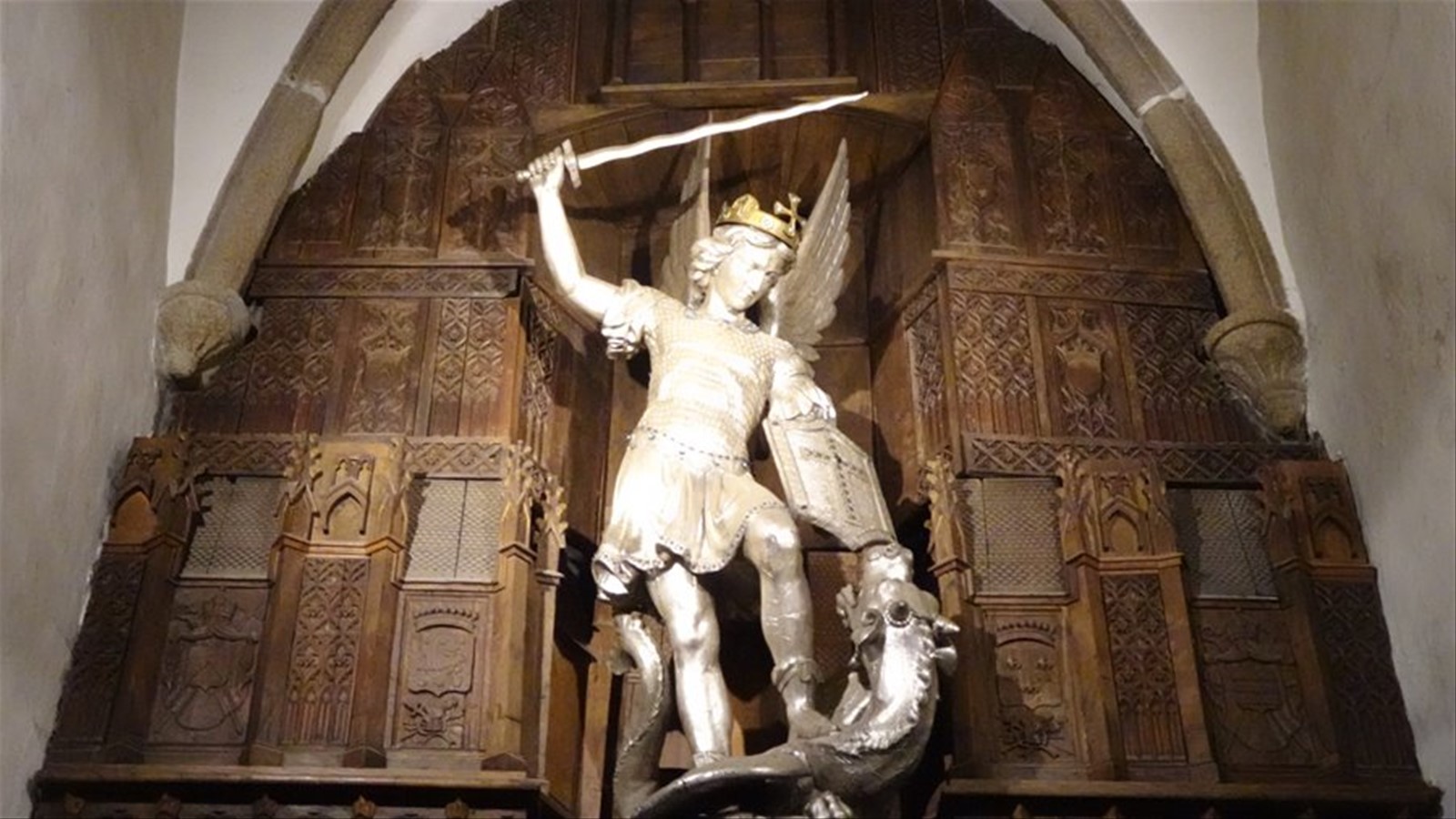 San Michele d'argento sconfigge il drago: un momento di meraviglia silenziosa.