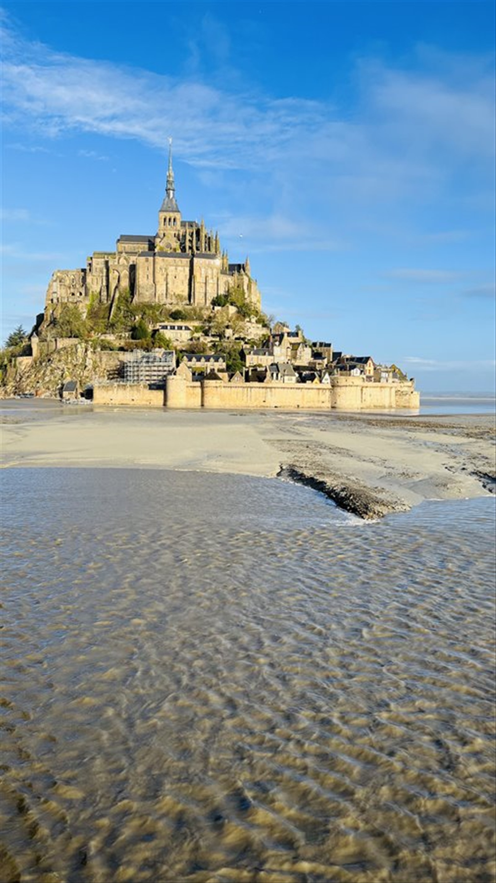 Il Monte Saint-Michel emerge dalla marea: un sogno ancora irrealizzato.