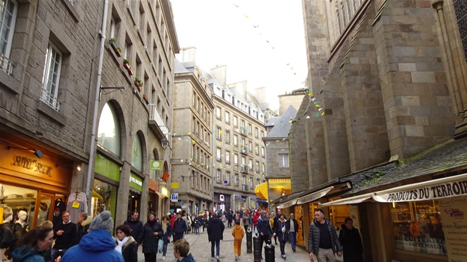 Vicoli di pietra e profumi di mercato: Mont Saint-Michel ci conquista piano.