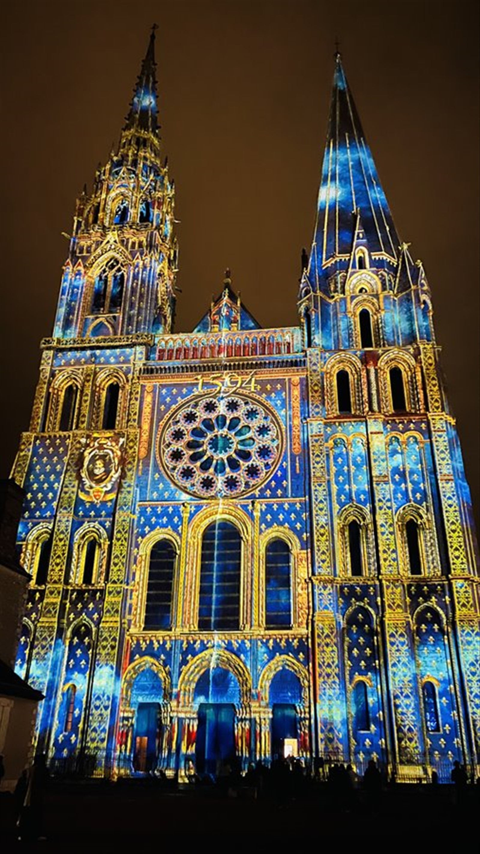 La cattedrale di Chartres si accende di luce e meraviglia. ?