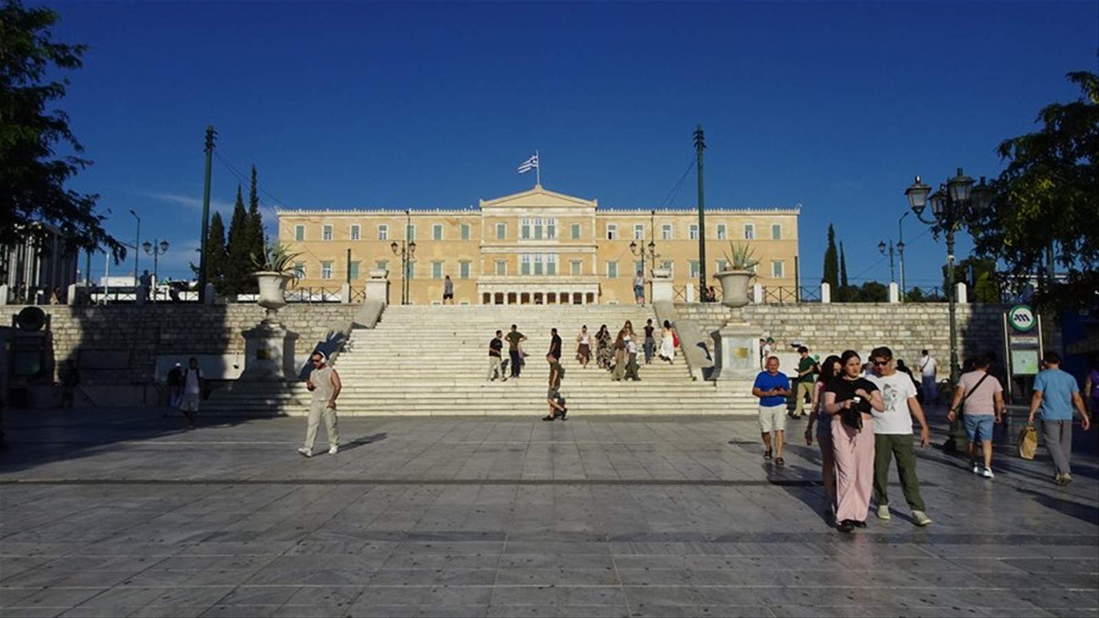 Pomeriggio dorato in Piazza Sintagma: Atene ci accoglie tutta.