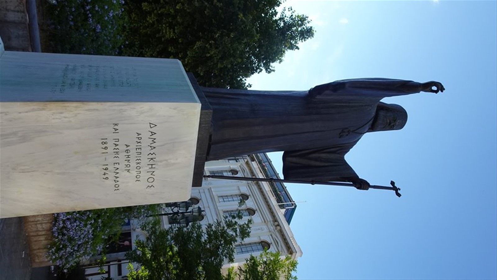 Incontriamo la statua del Damaskinos ad Atene, sotto un cielo azzurro.