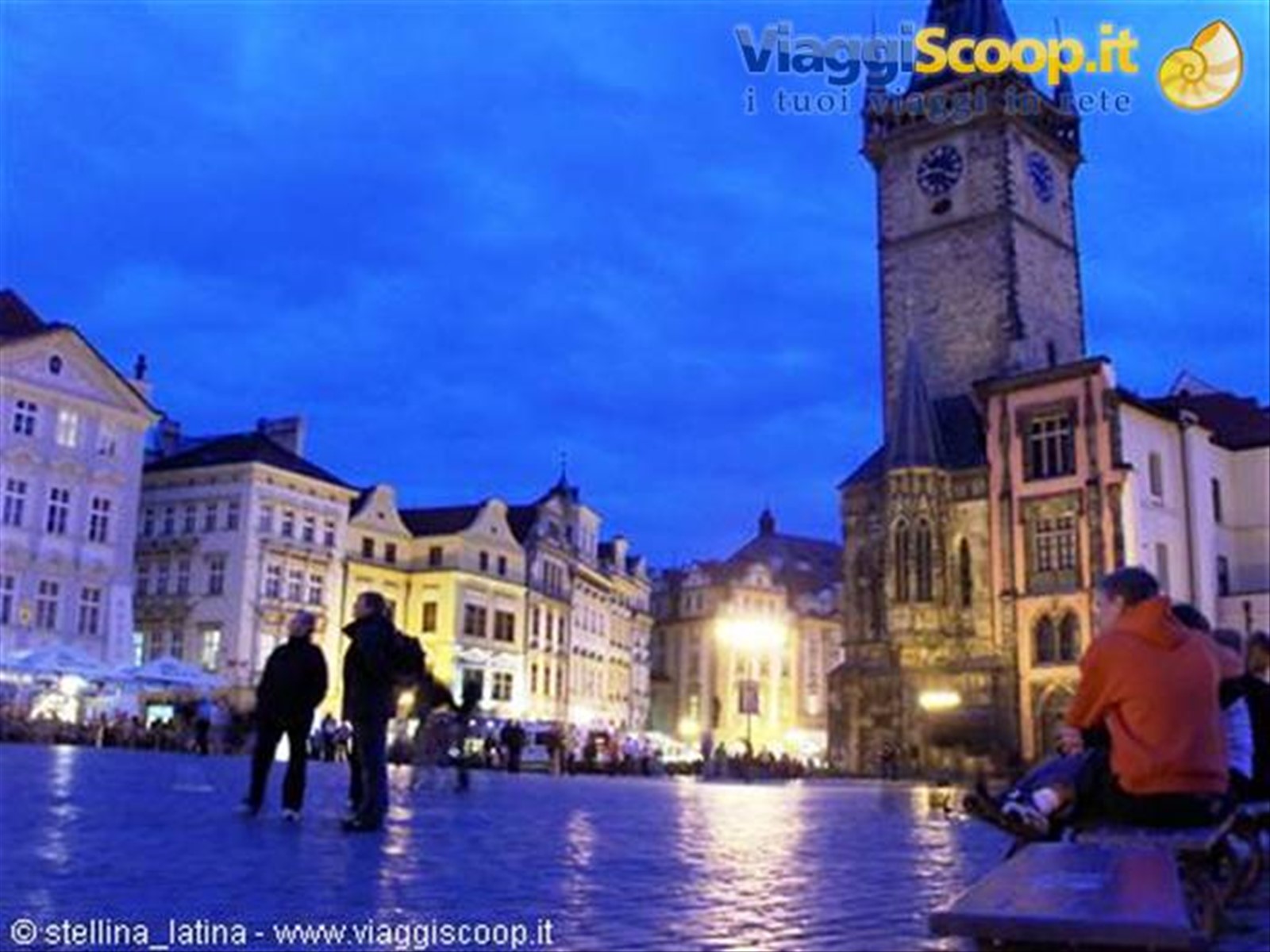 la piazza della Città Vecchia di sera