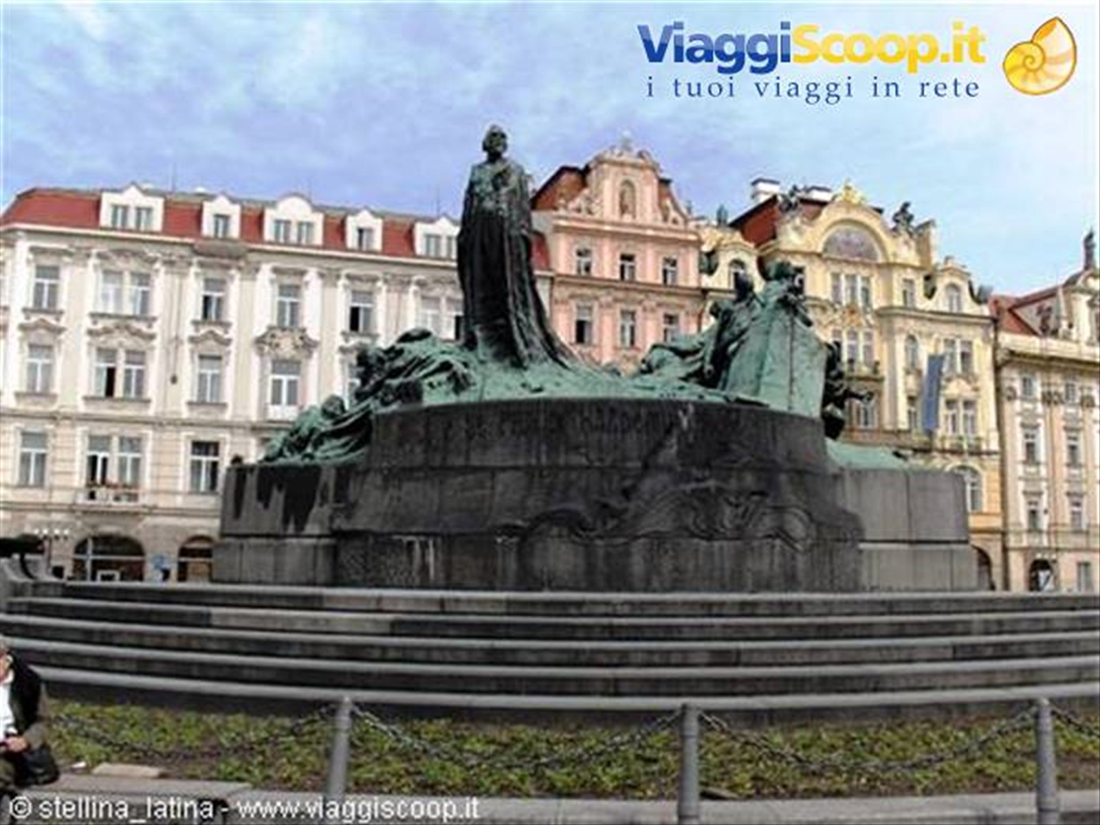 monumento di Hus nella piazza della Città Vecchia