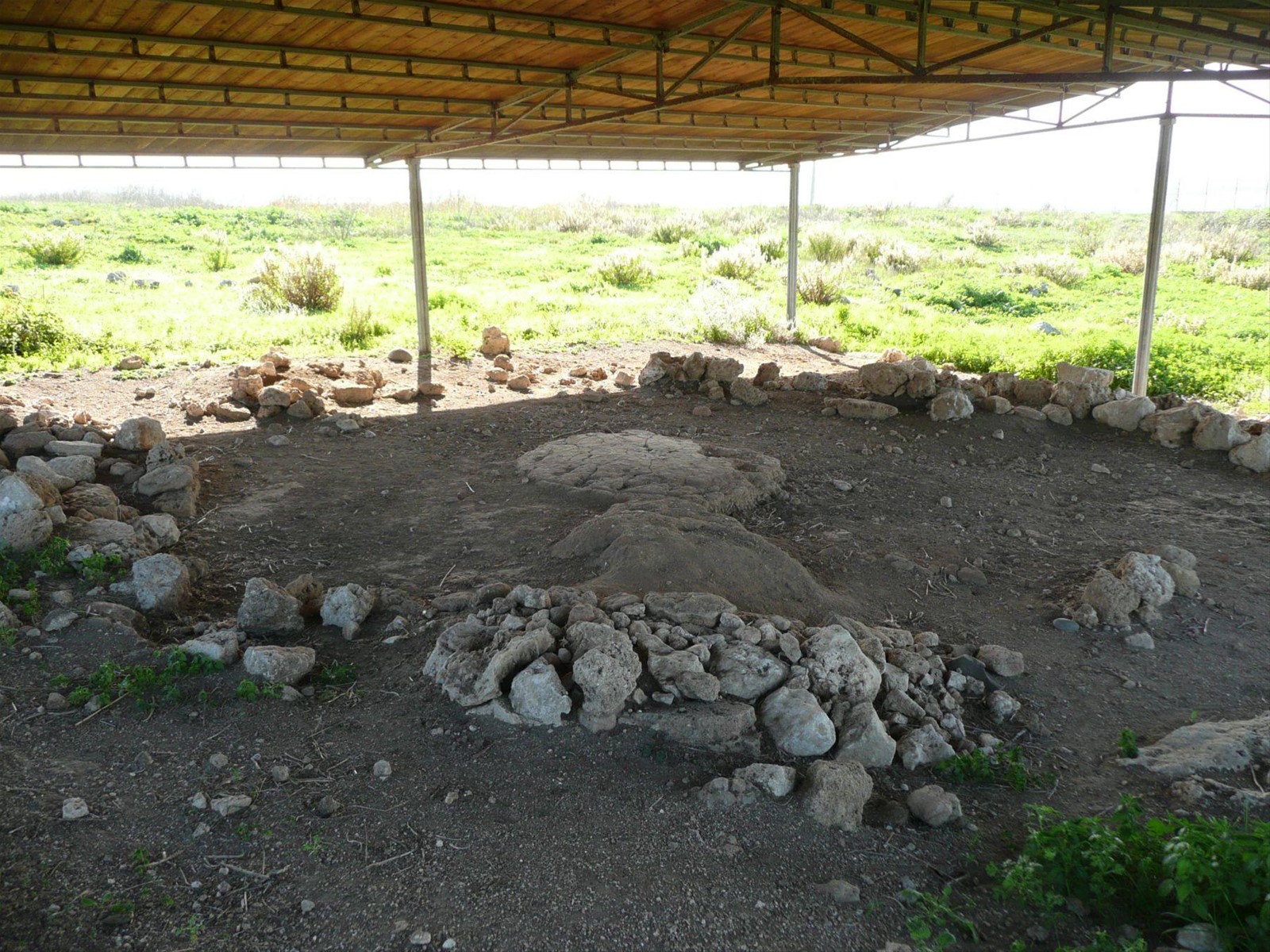THAPSOS - capanna con focolare al centro -