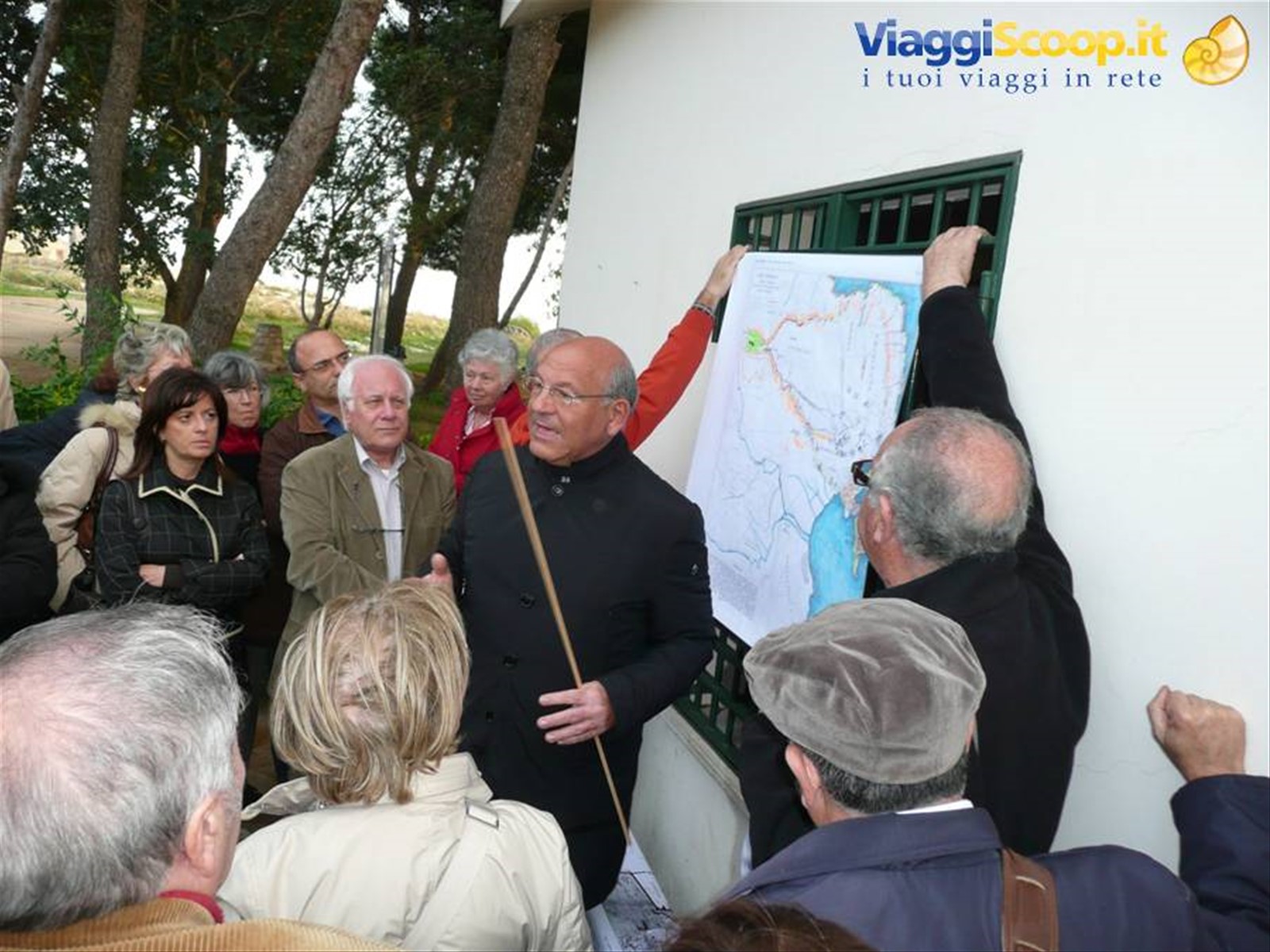 CASTELLO EURIALO - il dr. L. Guzzardi illustra la mappa del castello Eurialo -