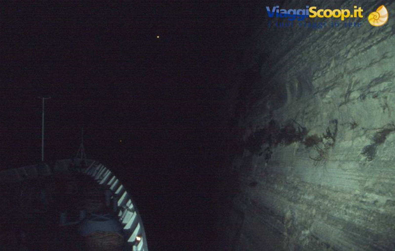 CANALE DI CORINTO ATTRAVERSATO DI NOTTE