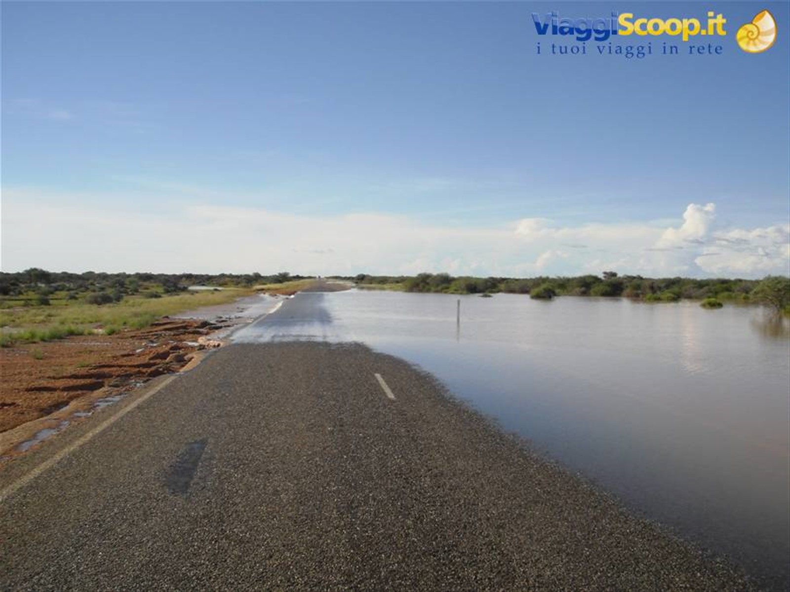 strada allagata nella zona attorno a Carnarvon