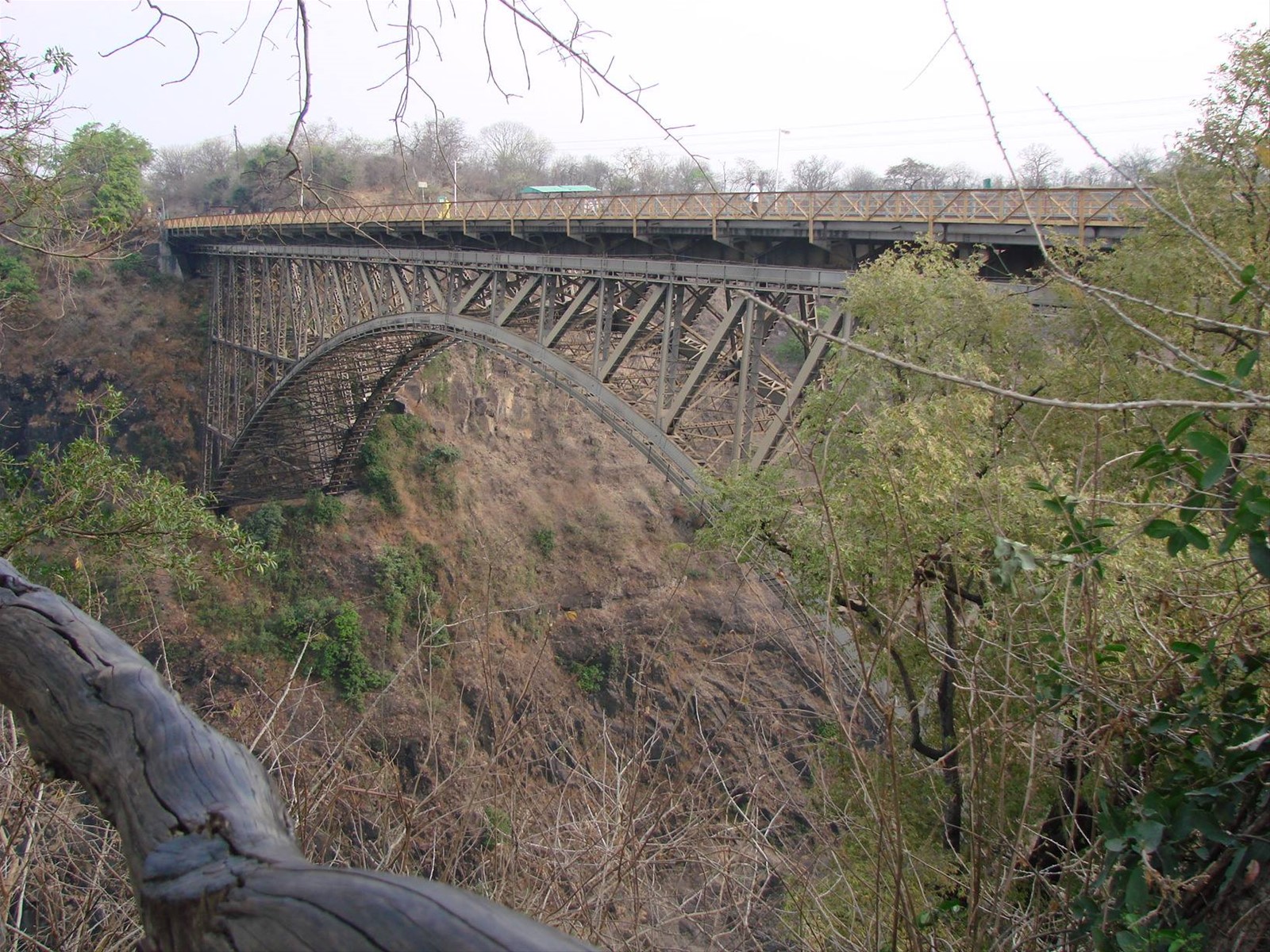ponte sul fiume Zambesi che divide lo Zimbabwe dalla Zambia