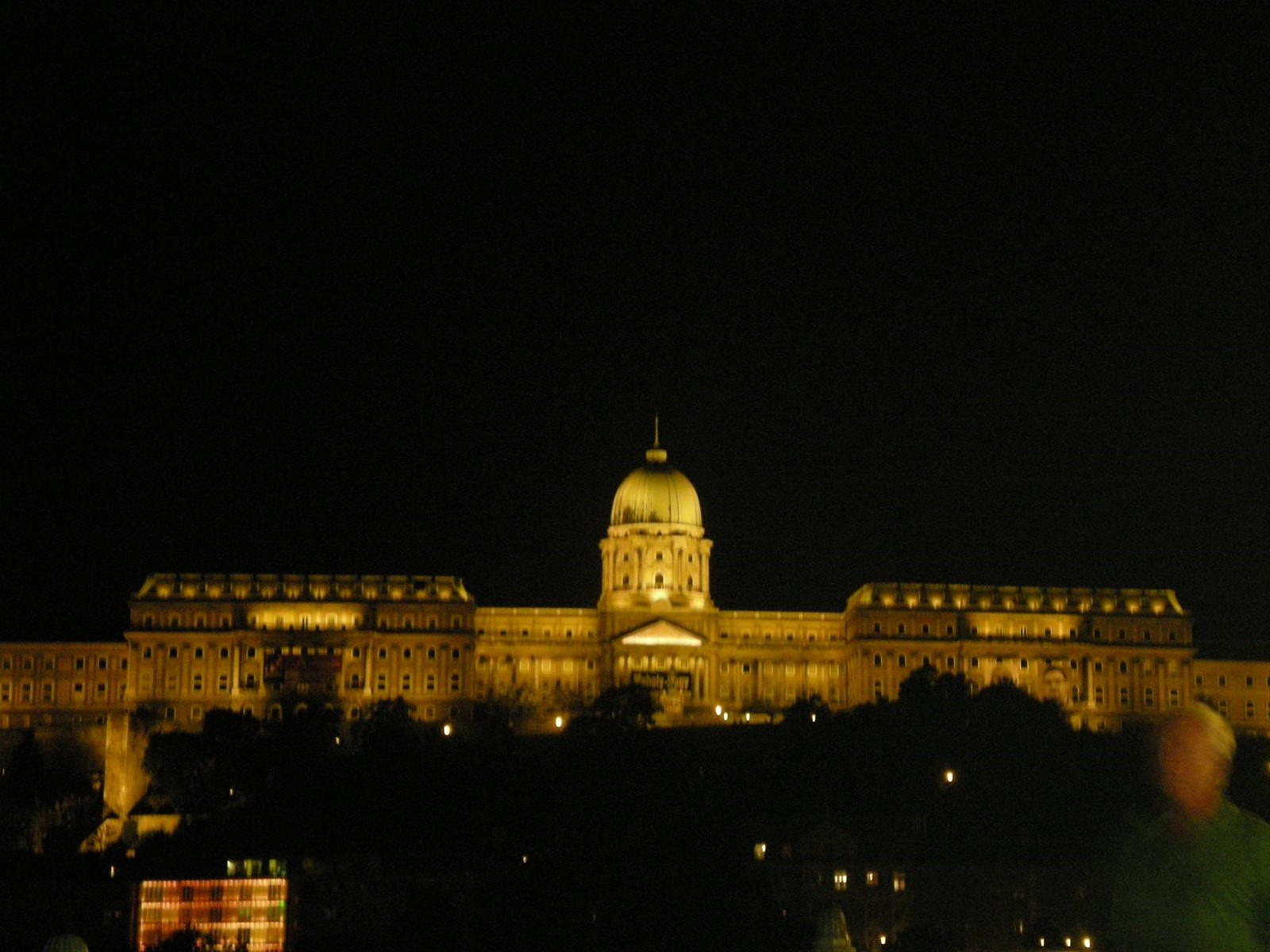 il castello di Budapest in notturna