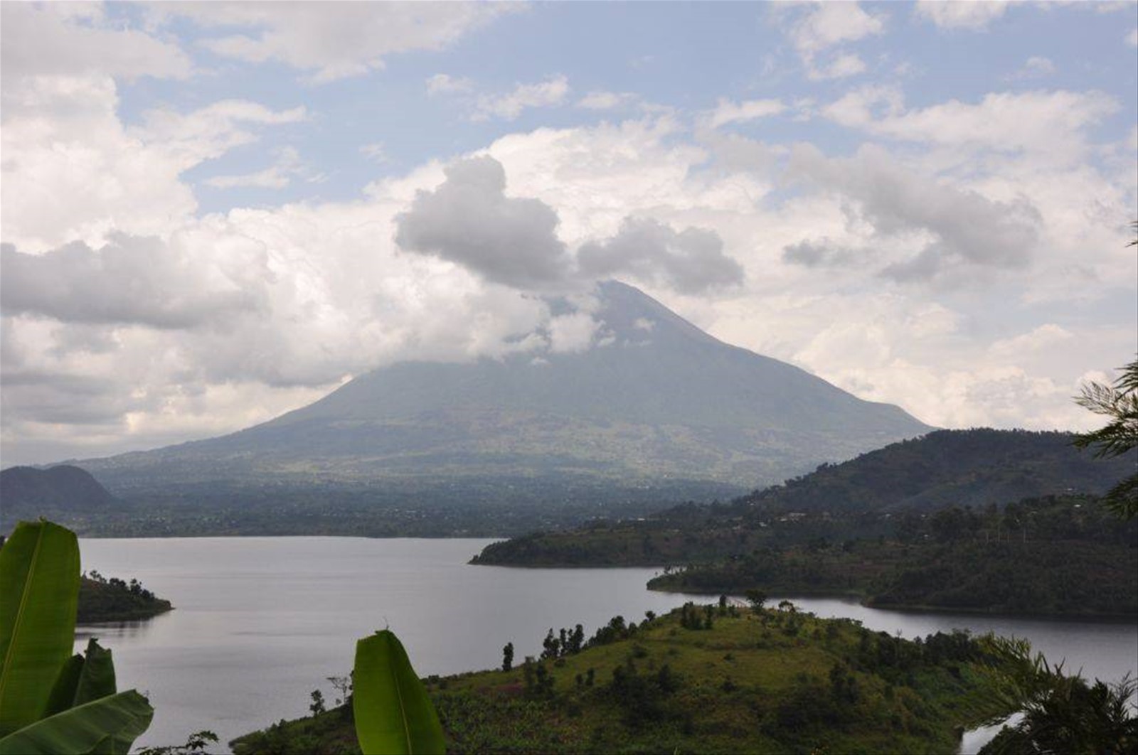Scorcio sul lago Burera e sul vulcano Muhabura