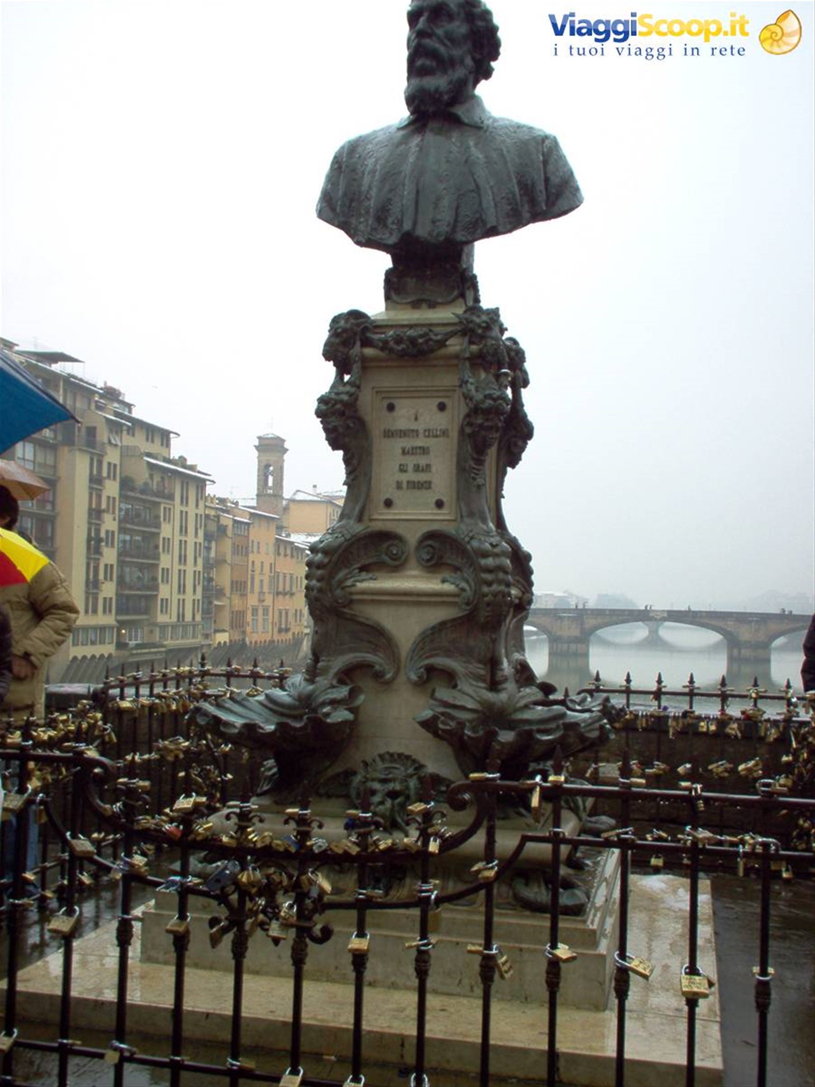 La statua dei lucchetti degli innamorati su Ponte vecchio