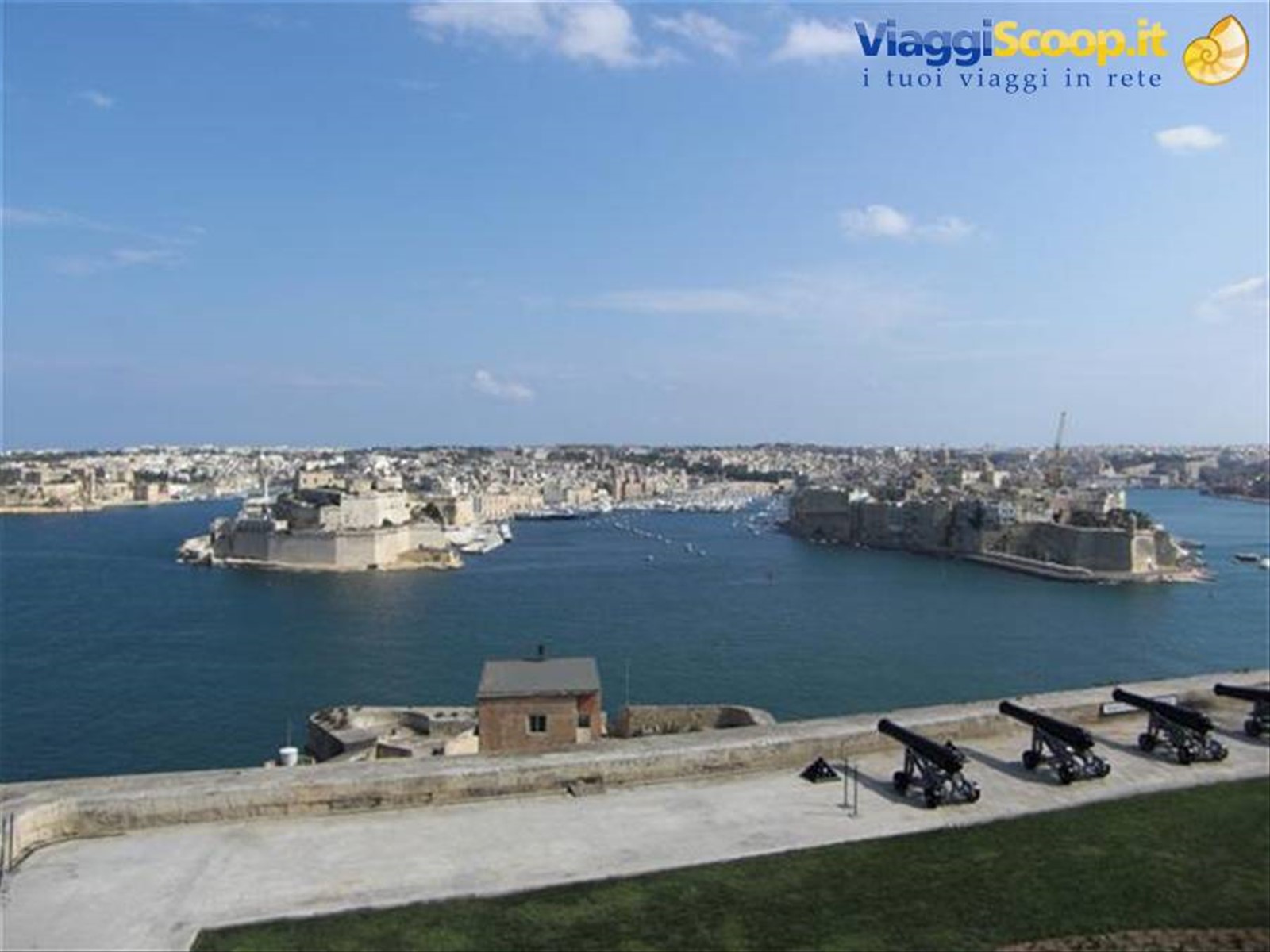Malta - Valletta - Senglea vista dai giardini Grand Baracca .Panoramica del Grand Harbour