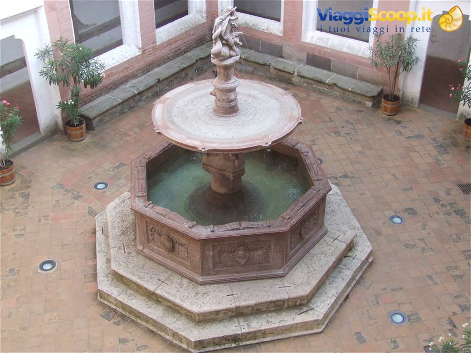 VISEGRAD - Antica Fontana nel Palazzo Reale