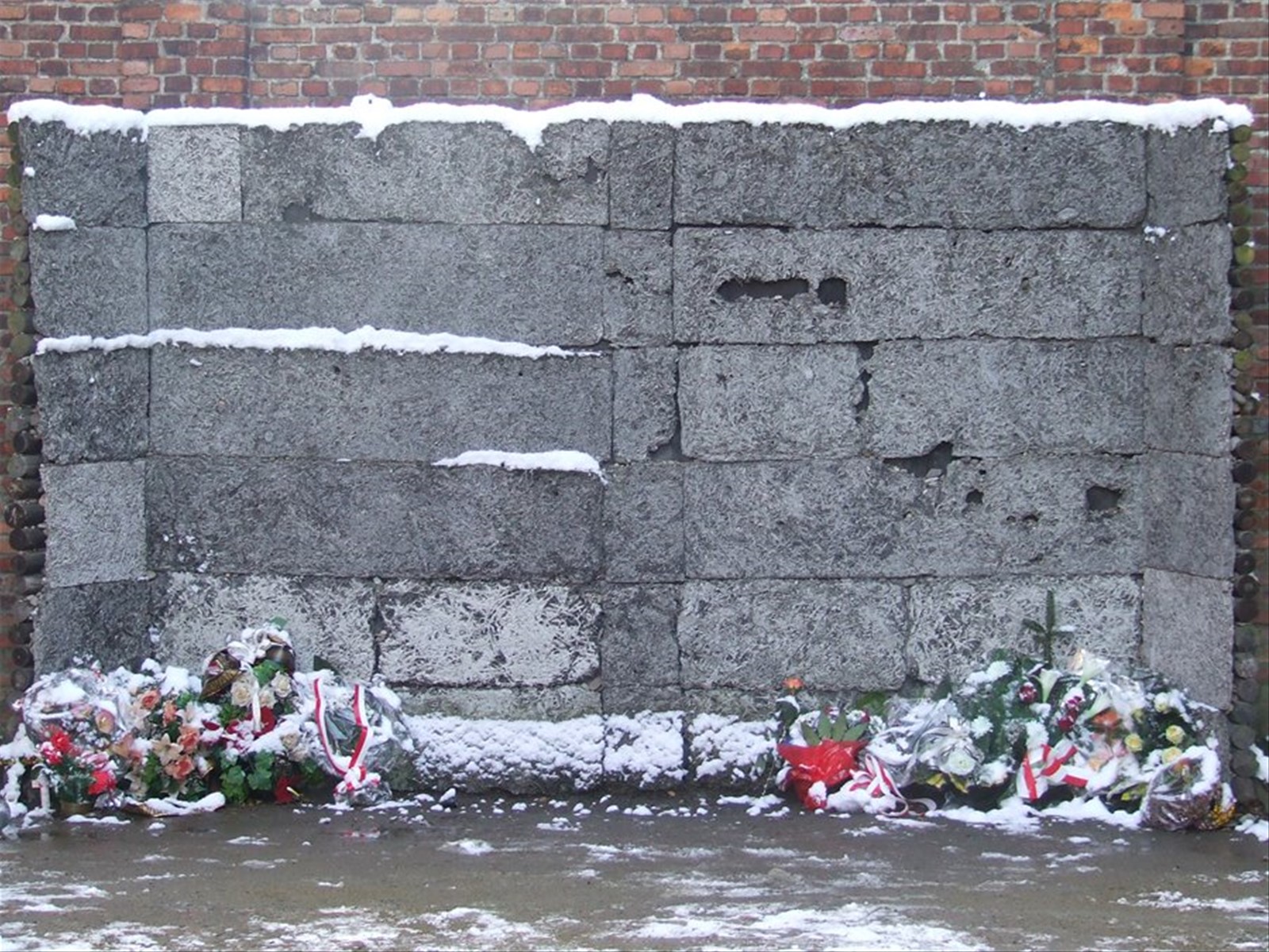 AUSCHWITZ
