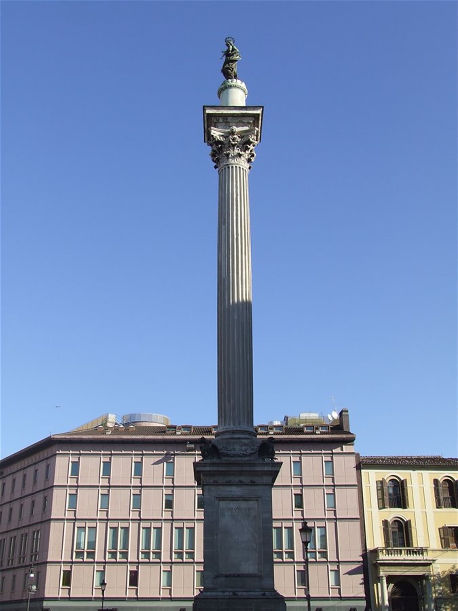 ROMA - Colonna corinzia dalla Basilica di Massenzio