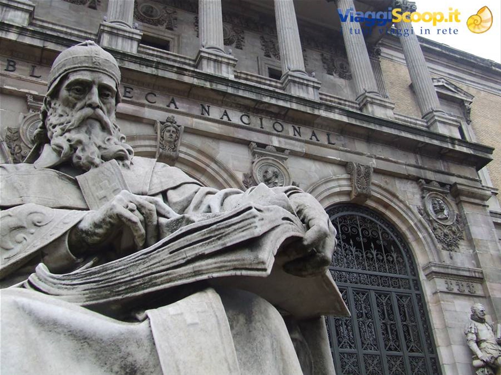 MADRID : particolare dell'ingresso alla Biblioteca Nacioinal