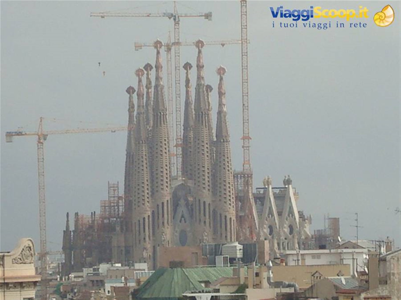 sagrada familia sullo sfondo di barcellona