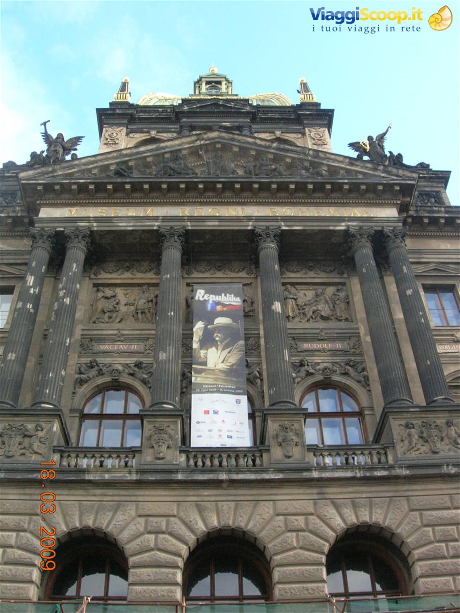 Praga - facciata teatro nazionale