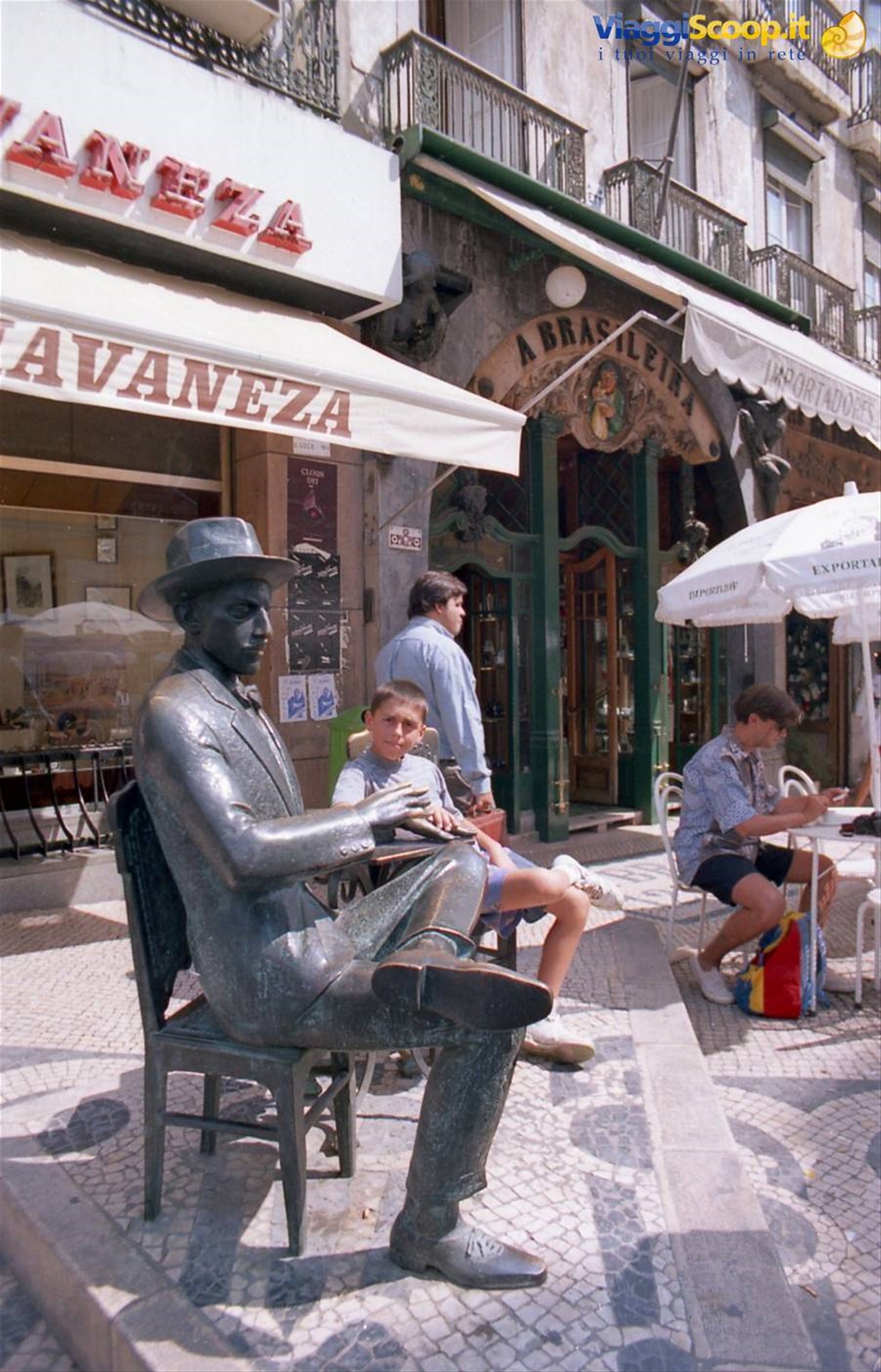 Lisbona - statua davanti lo storico caffè La Brasileira