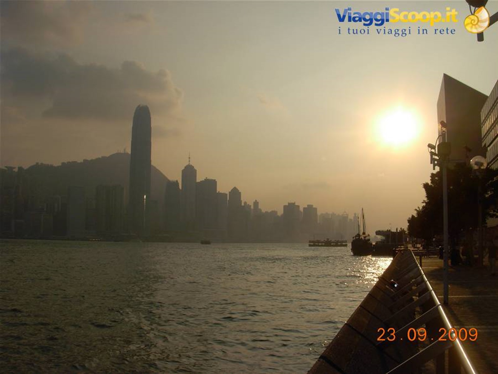 Hong Kong - tramonto sul Victoria Harbour