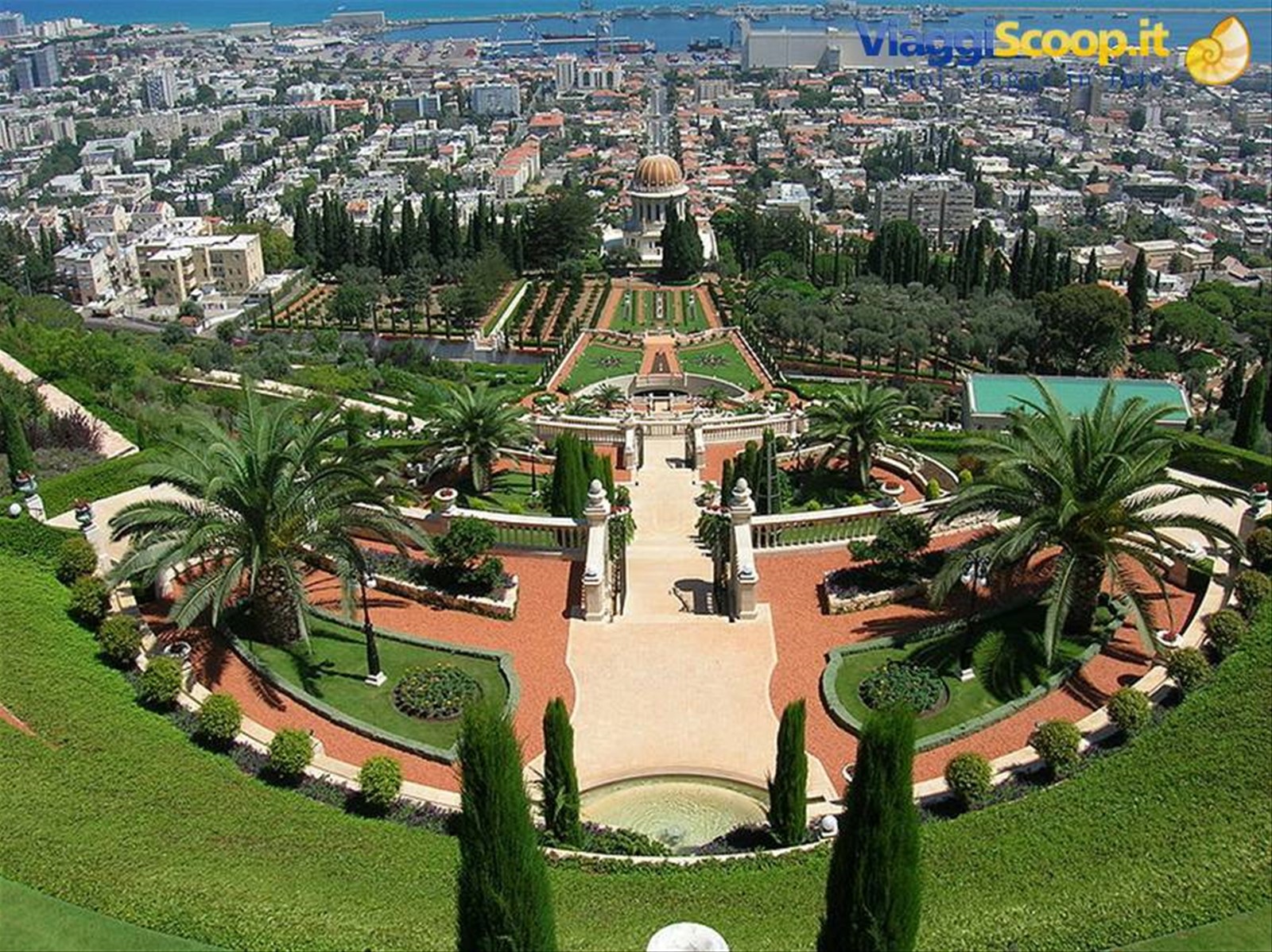 stupenda vista di Haifa dai bellissimi giardini Bahai