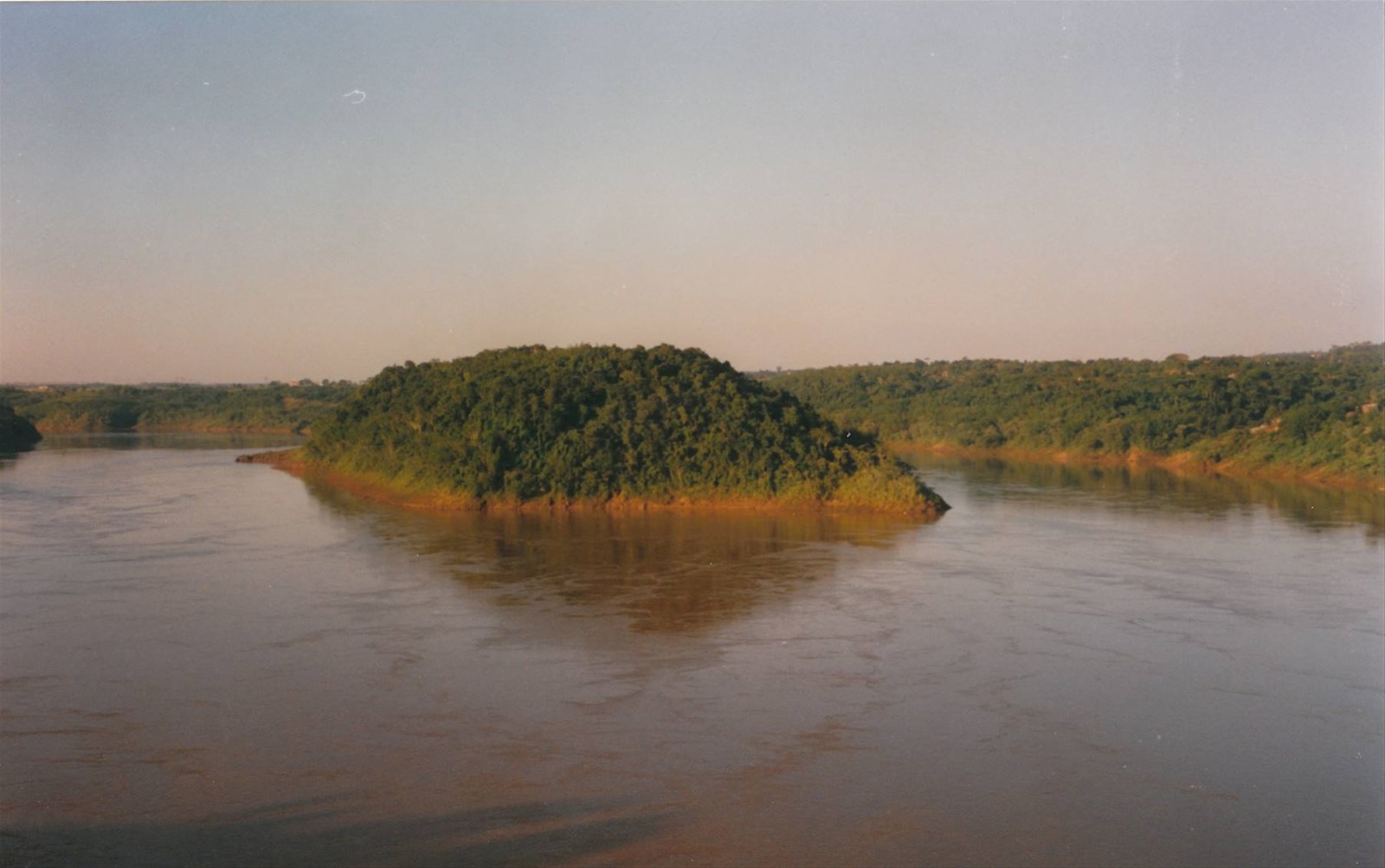 isola sul fiume Paranà