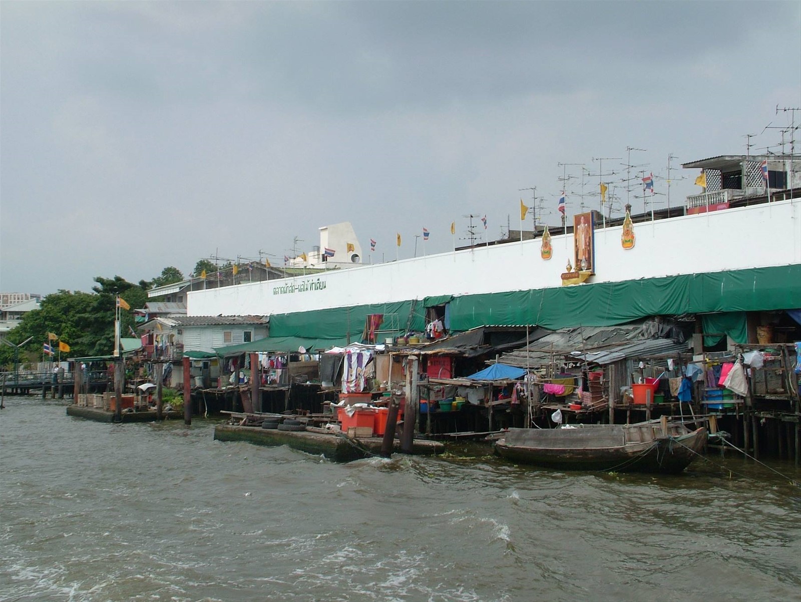 la vita di Bangkok scorre sulle rive del Chao Phraya