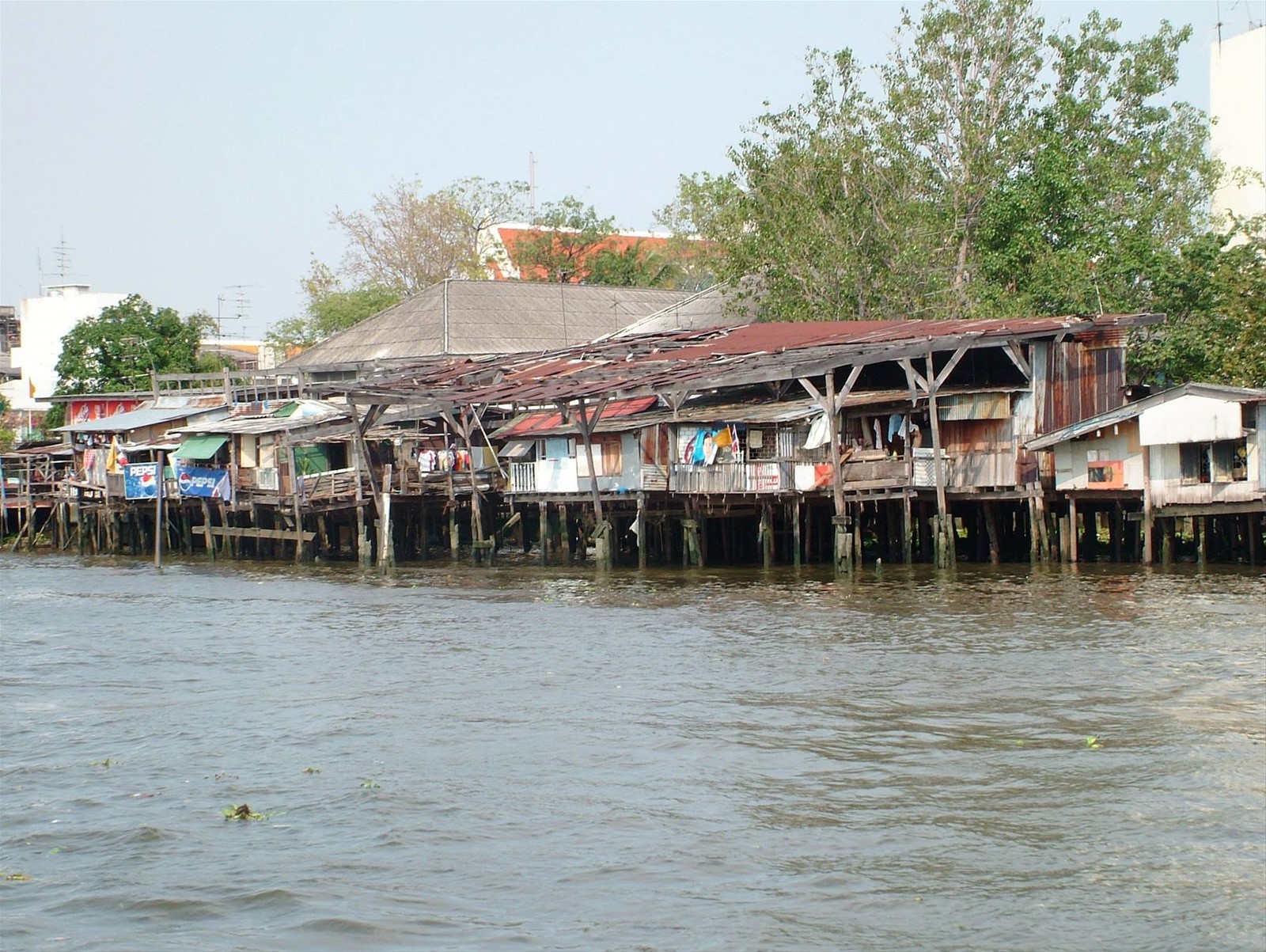 palafitte sul fiume