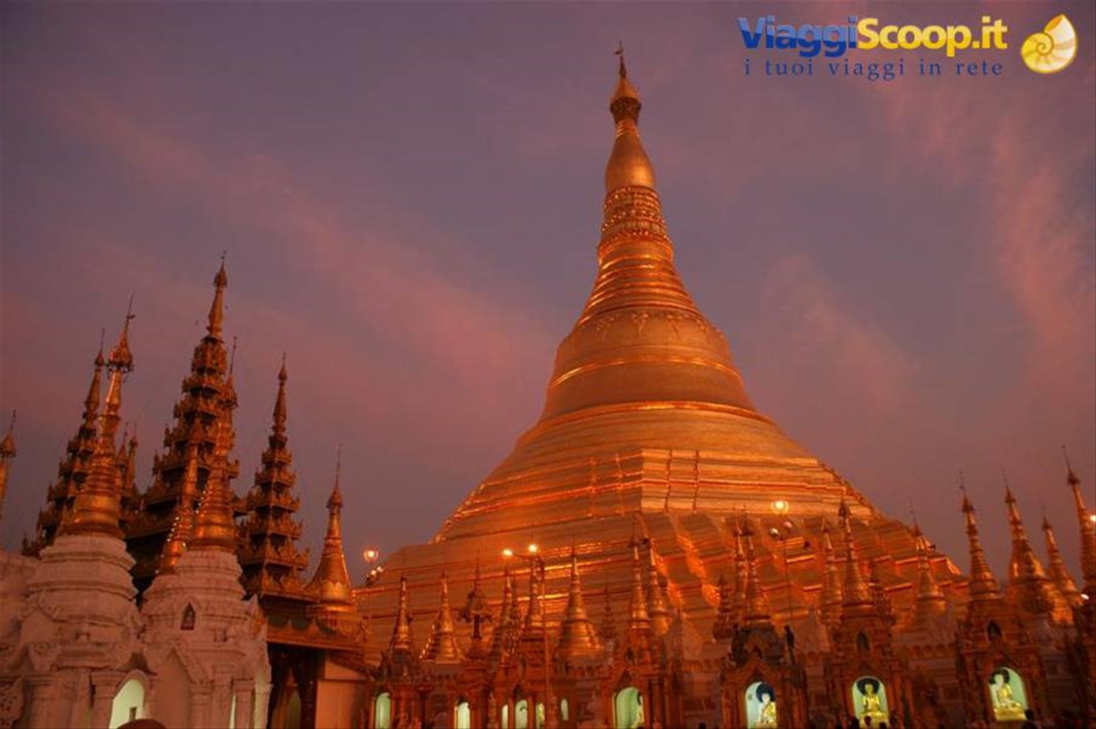 Golden Pagoda al tramonto