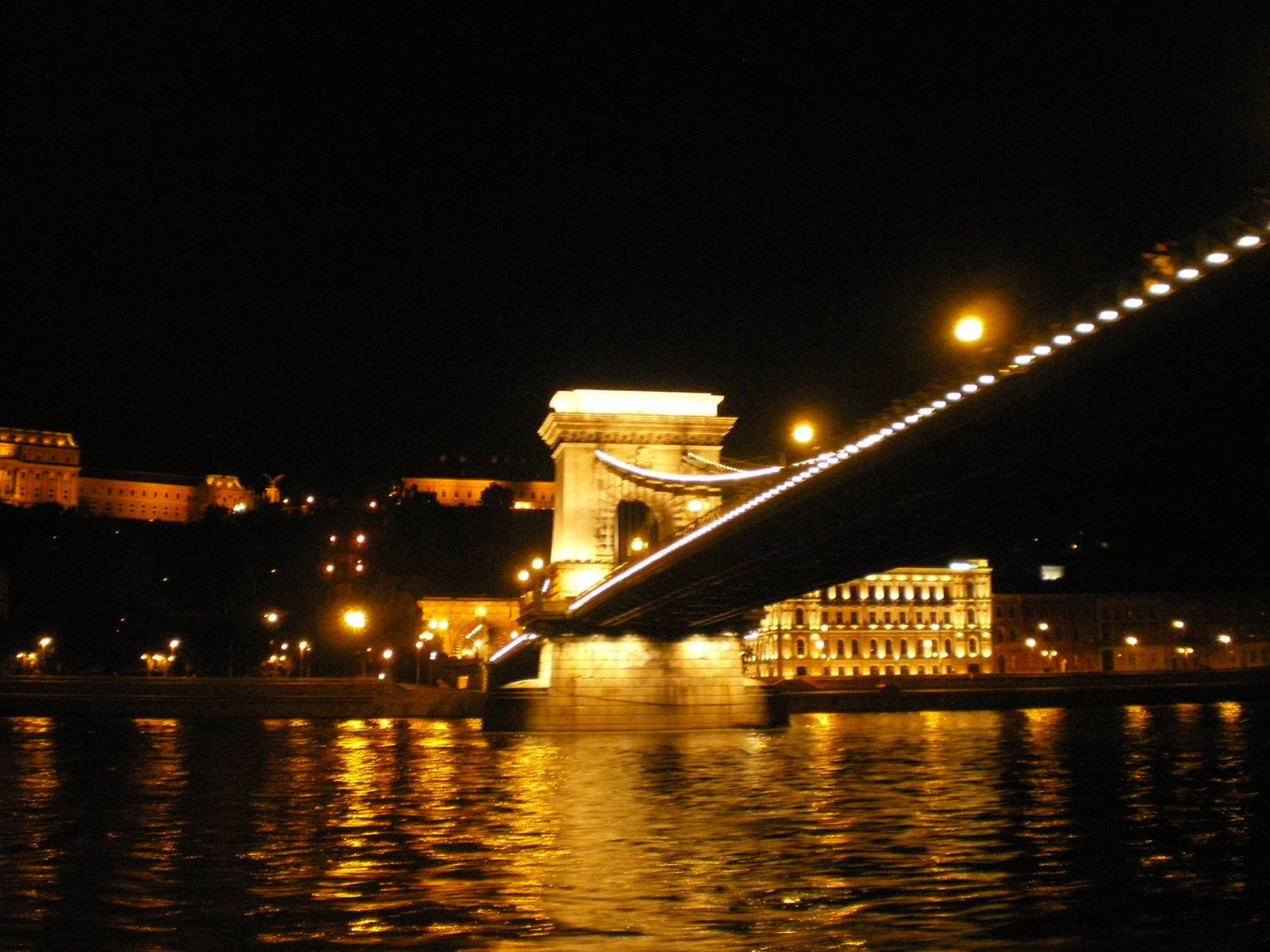 ponte delle catene di notte