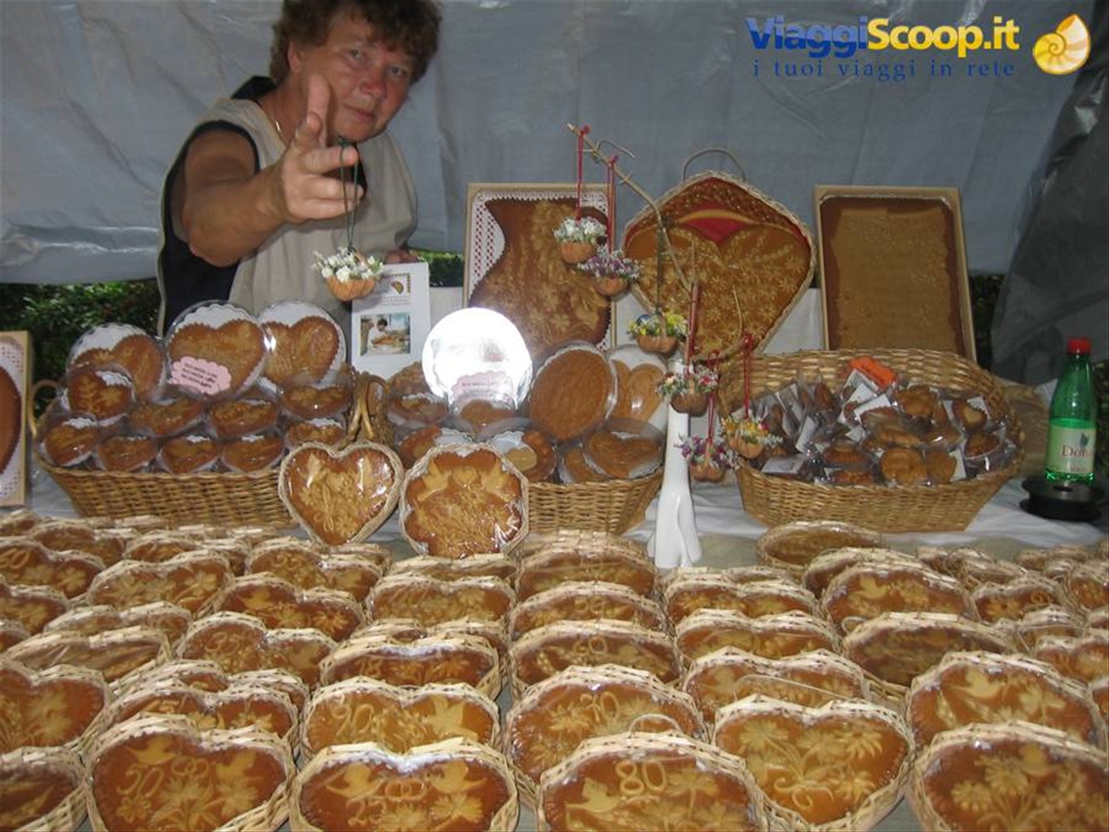 Torte tipiche, fatte a mano. Mercato folkloristico ad Ankaran