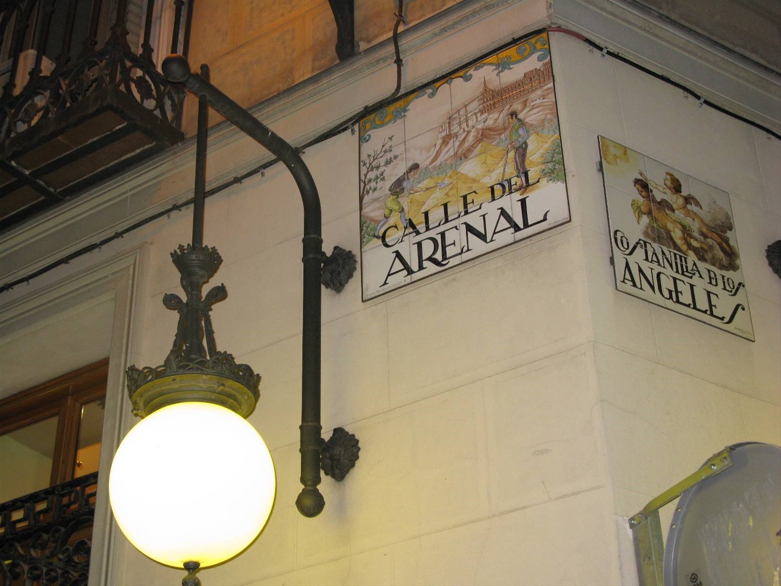 cartelli delle vie in ceramica dipinta