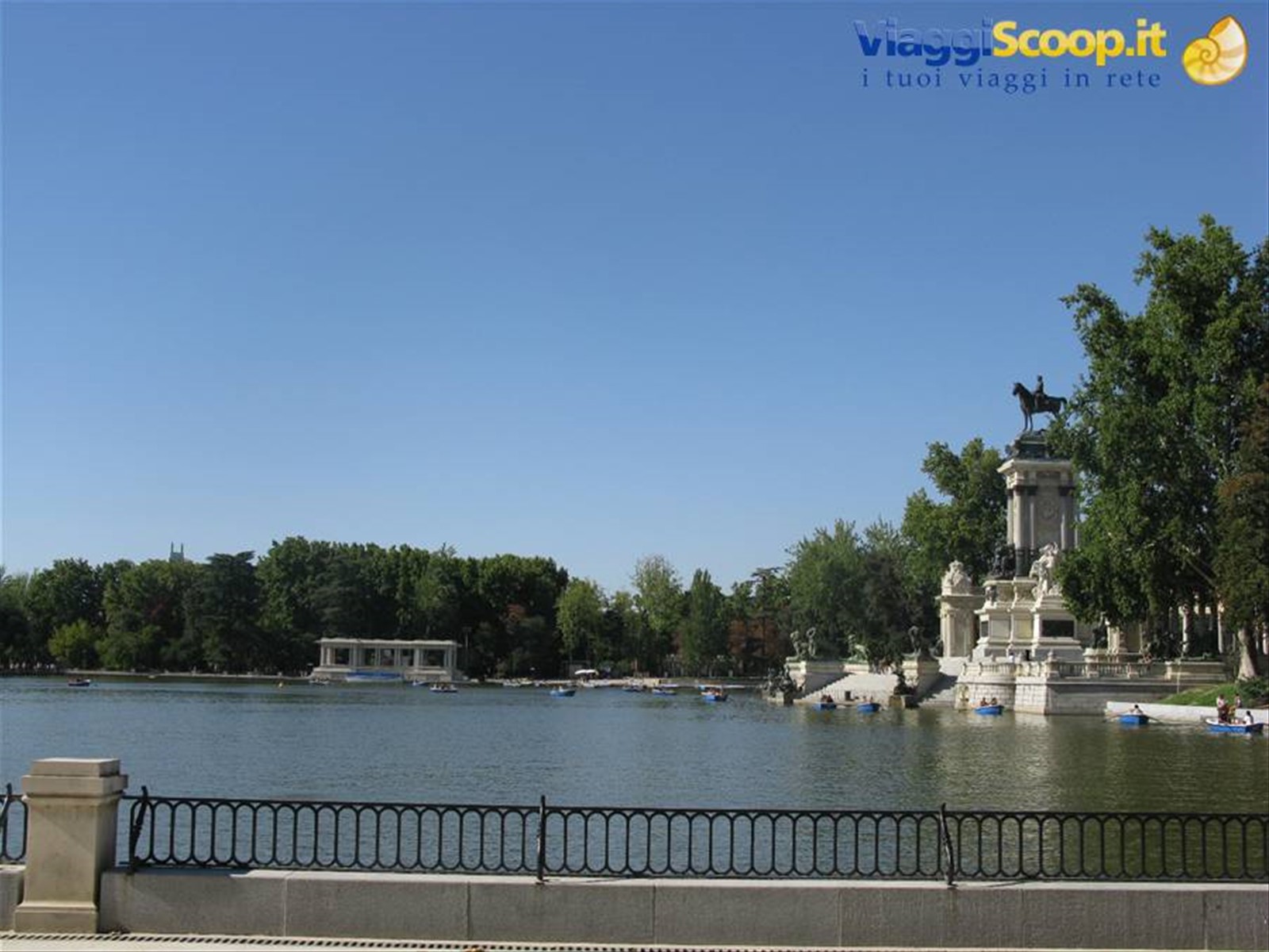 laghetto e Monumento ad Alfonso II nel Parco del Buon Ritiro