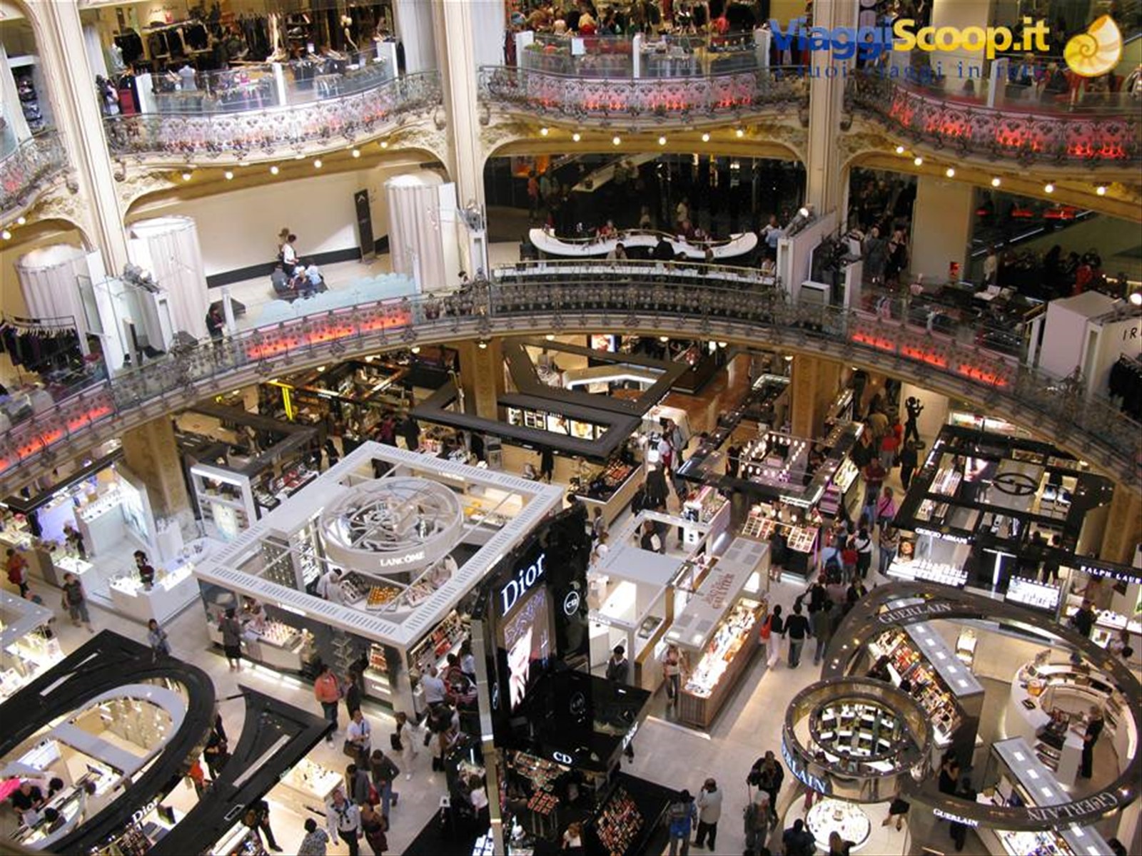 l'interno della Gallerie La Fayette