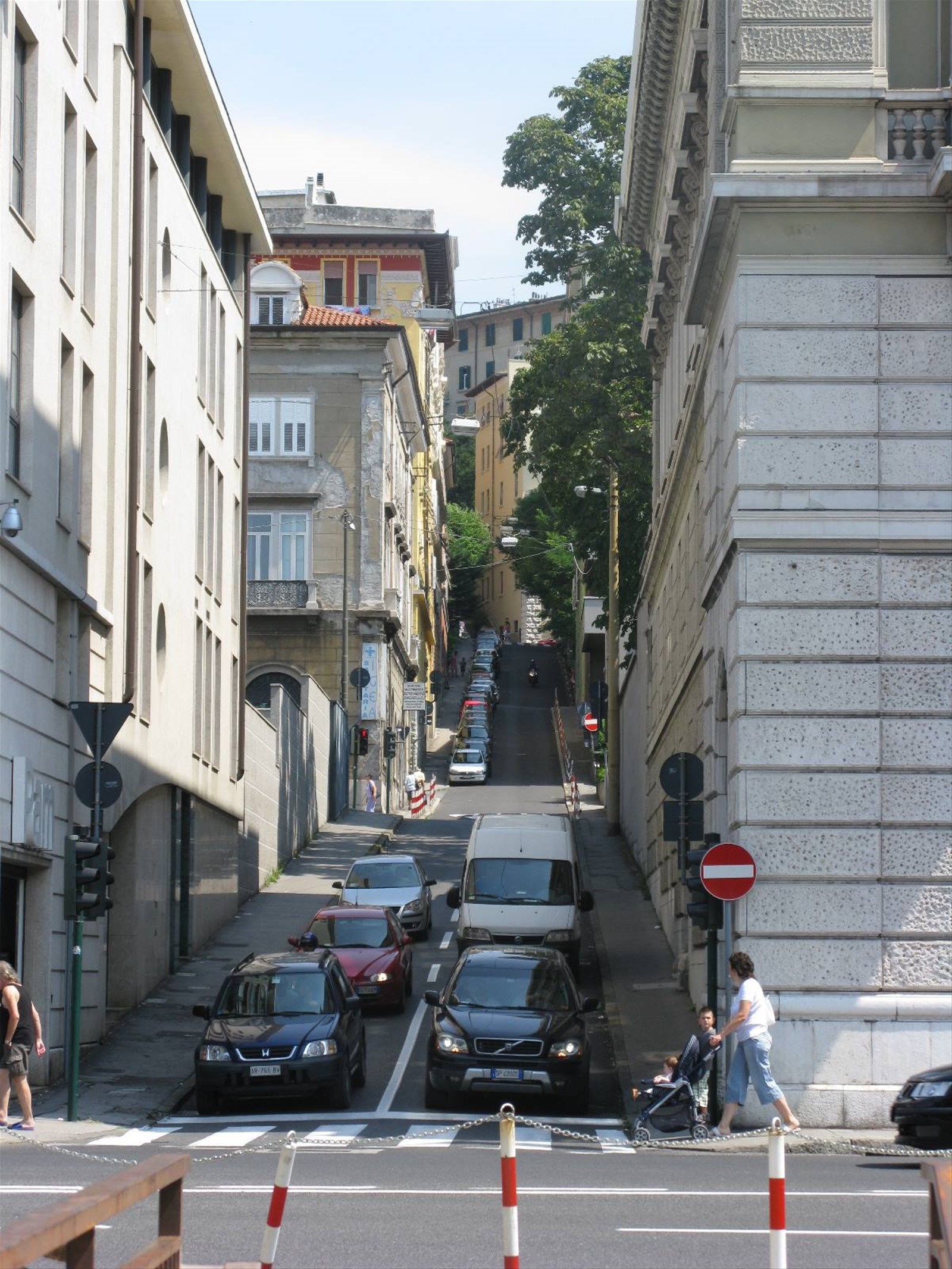 andiamo a prendere il tram storico che sale a Villa Opicina