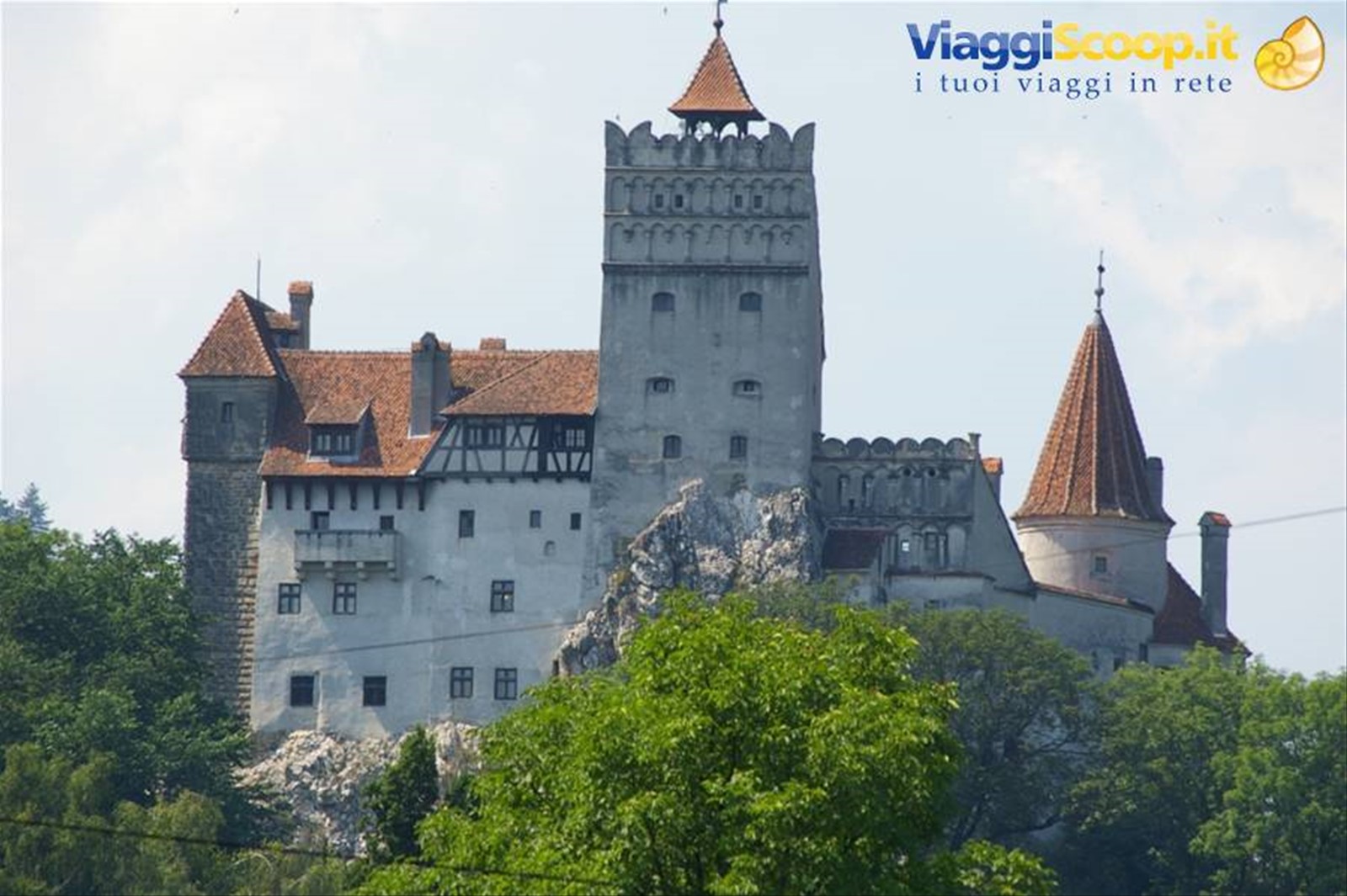 Il mitico castello del Conte Dracula visto dal paese adiacente