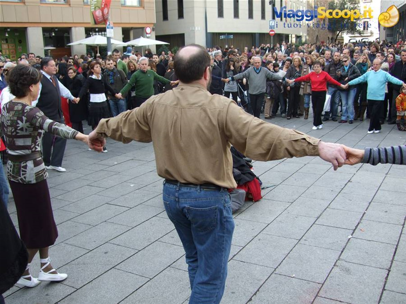 Il ballo della Sardana nella pizza della Cattedrale a Barcellona