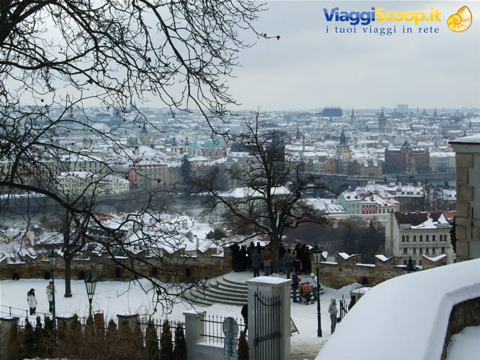 I tetti di Praga imbiancati dalla neve