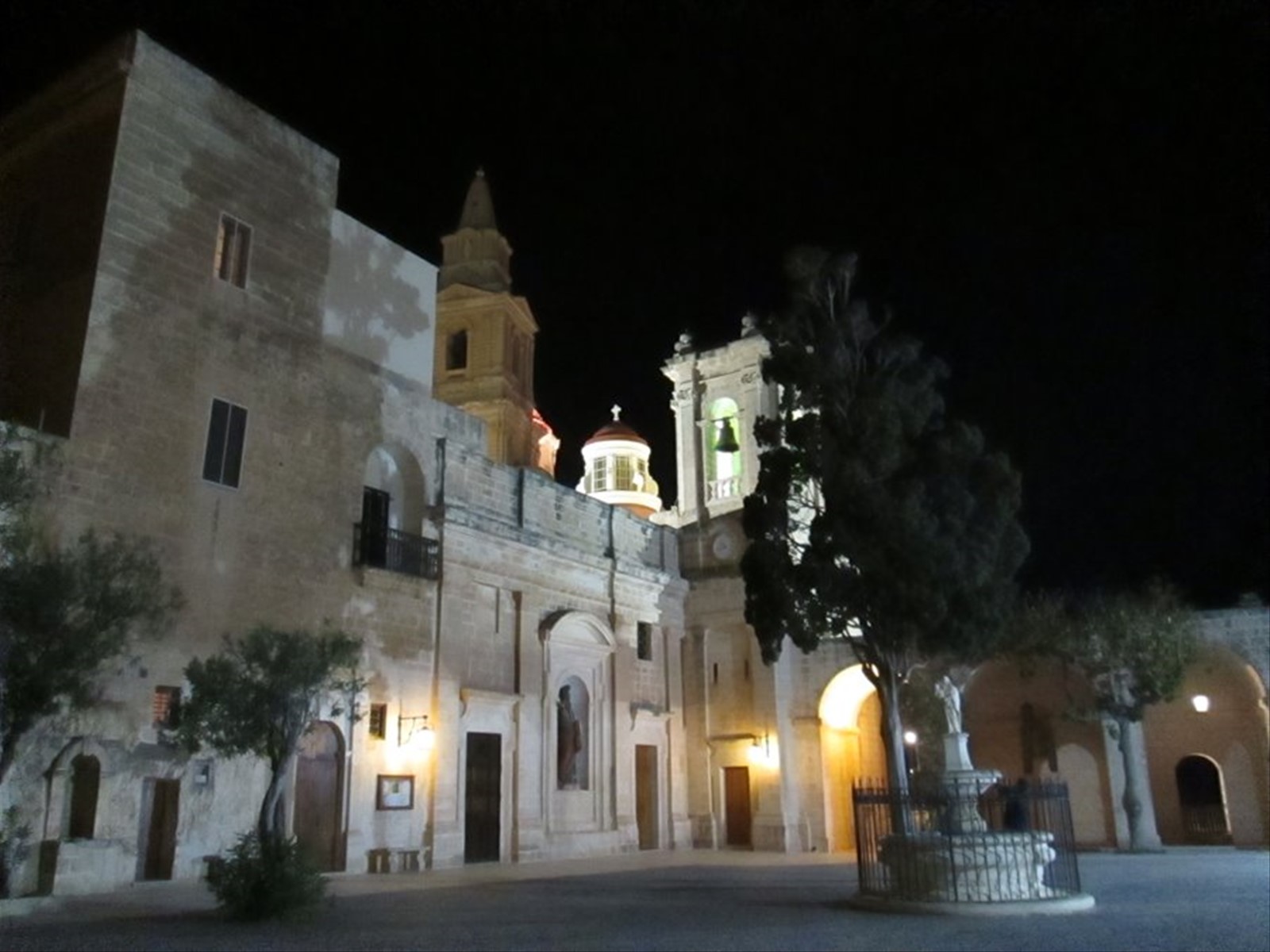 Mellihea by night