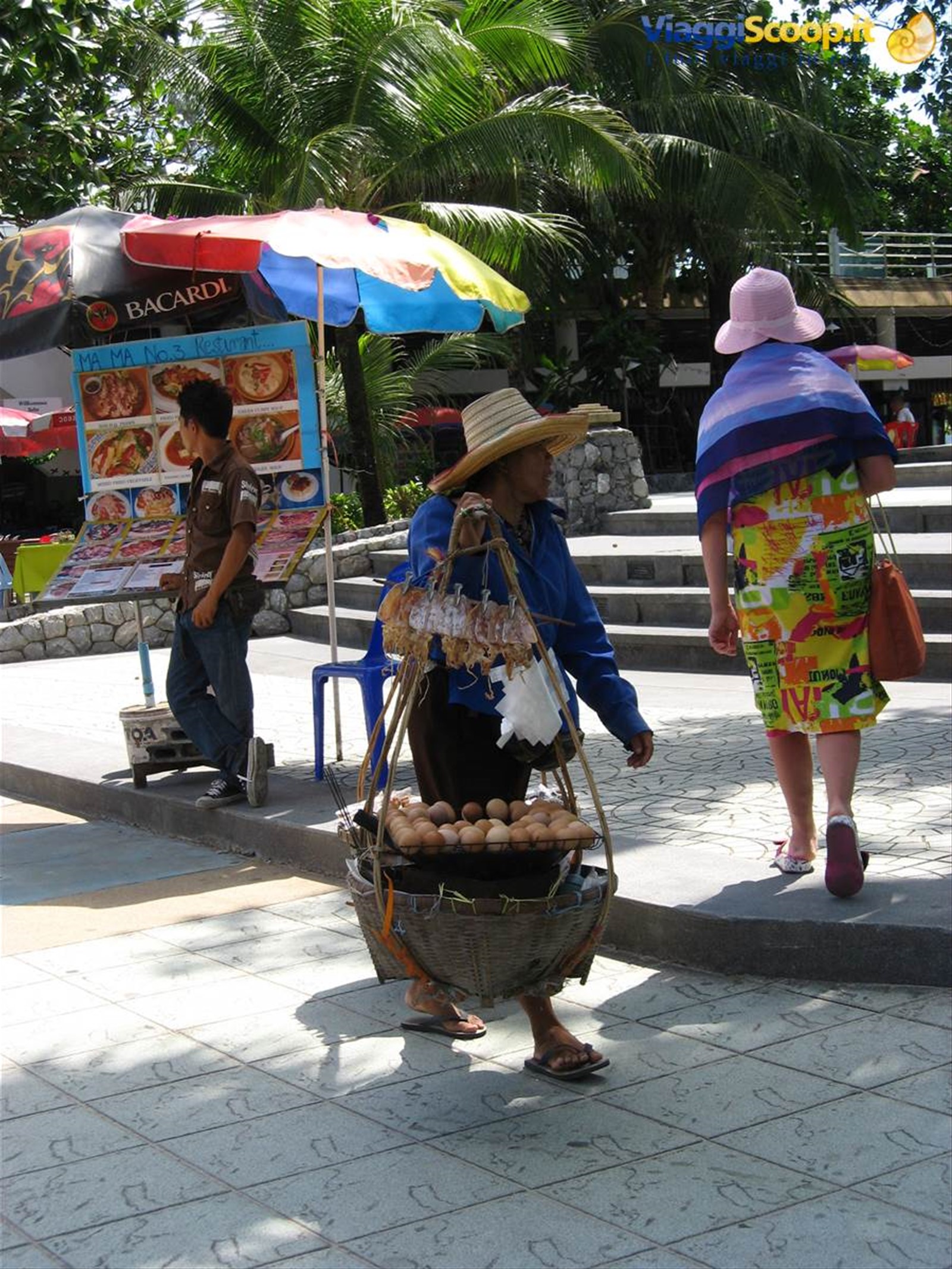 ambulante a Patong con uova sopra la brace..