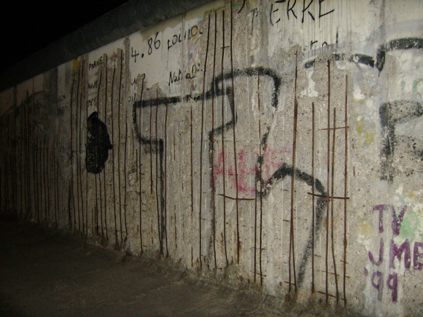 ...resti del muro al Monumento Commemorativo nella Bernauer Strasse...