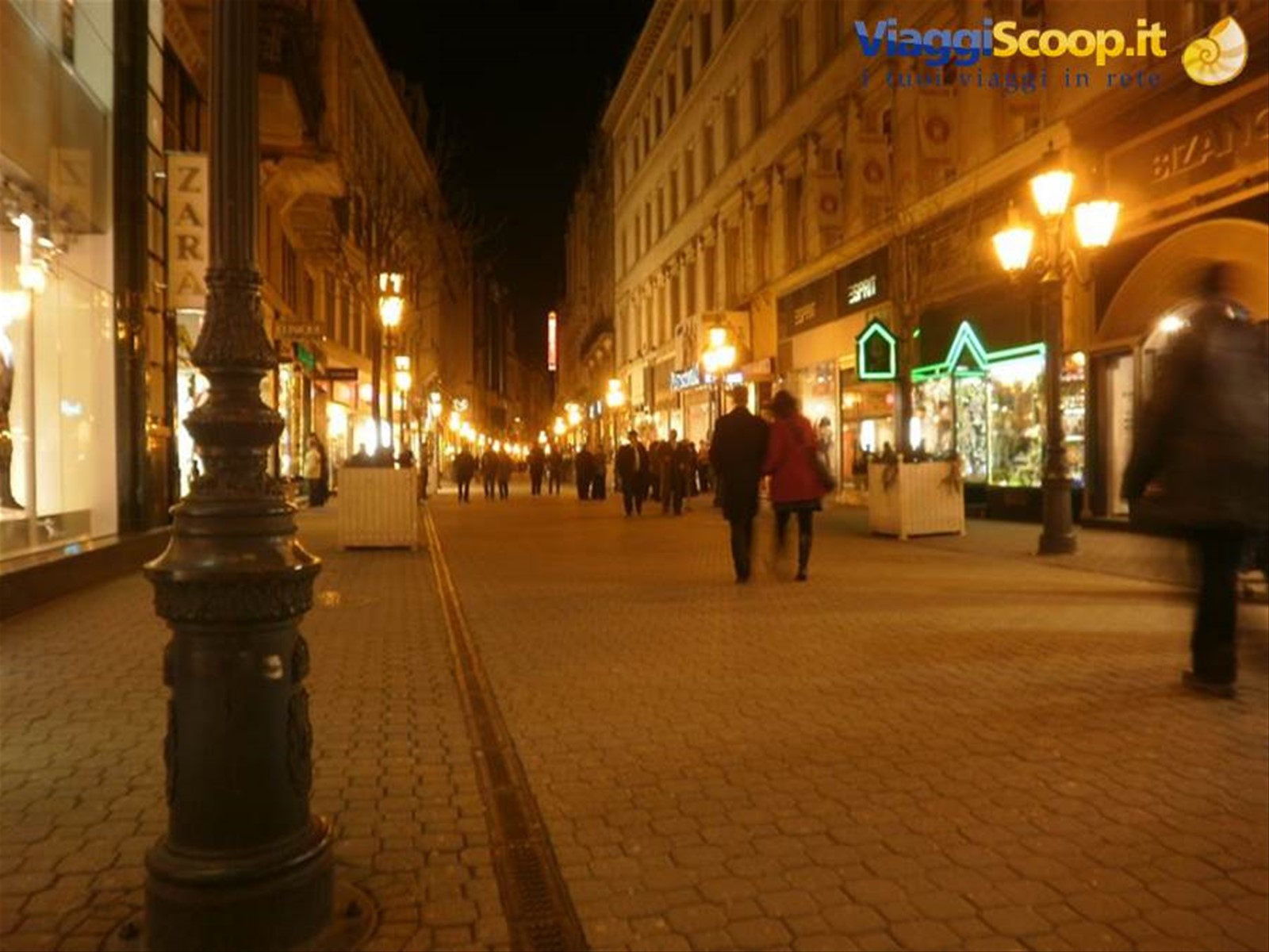 Via vaci by night