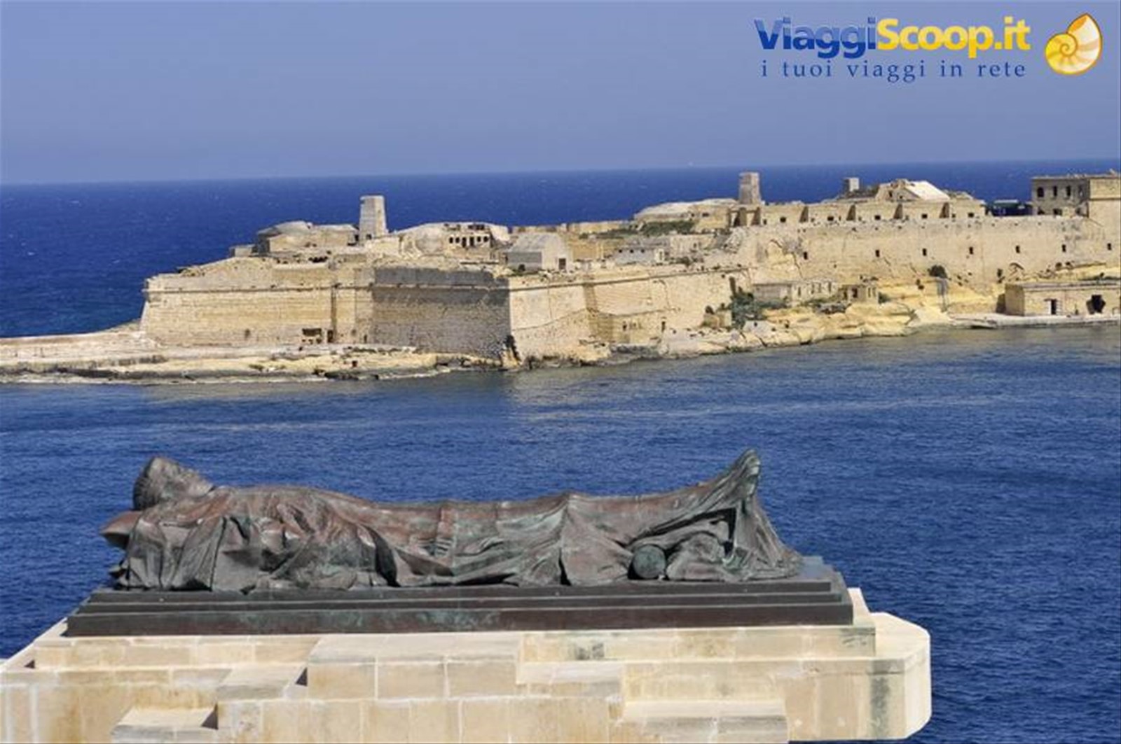 veduta di Fort Ricasoli e monumento della seconda guarra mondiale