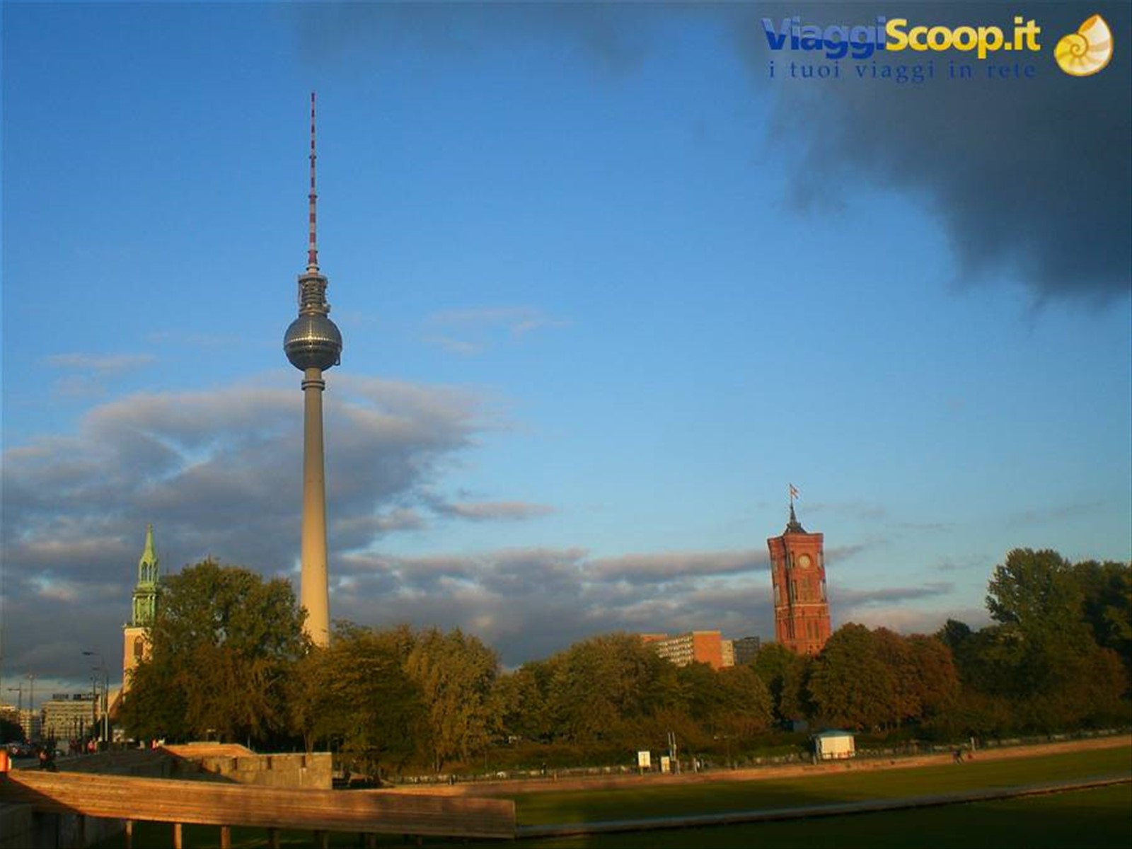 Rotes Rathaus, Torre TV e Chiesa